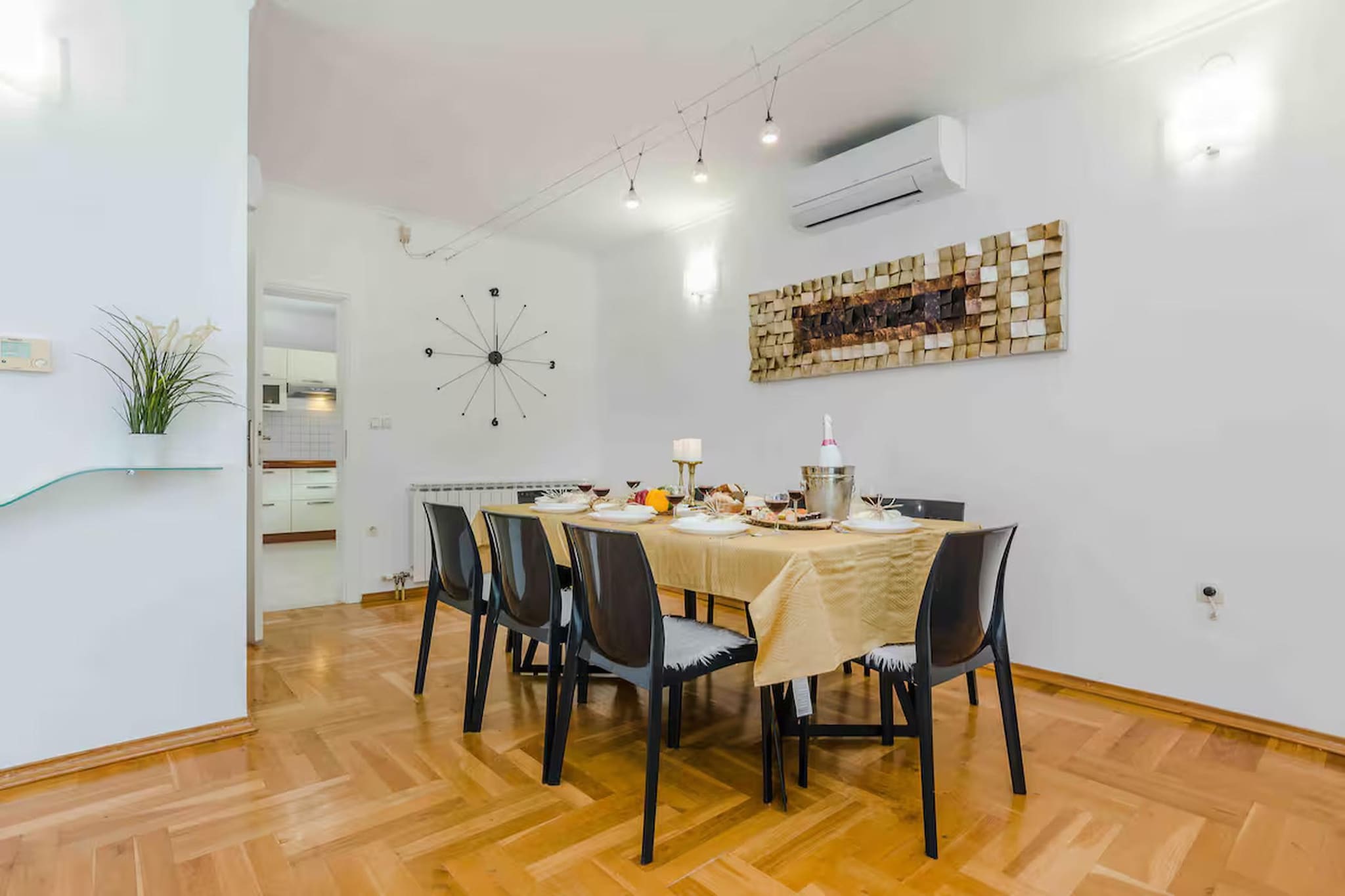 open kitchen(electric kettle, coffee machine, dishwasher), Living/diningroom(double sofa bed, TV(cable, flatscreen), dining table, netflix), bedroom(double bed, children\'s bed), bedroom(double bed), bedroom(double bed), bedroom(double bed), bathroom(bath tub, shower, washbasin, toilet, shampoo), bathroom(shower, washbasin, toilet, hairdryer), fitness room, Internet access, First Aid, tumble dryer, hot tub, washing machine, balcony, heating, air conditioning, terrace, garden, garden furniture, BBQ, parking, swimming pool(private, outside), iron, crib(free), hot water