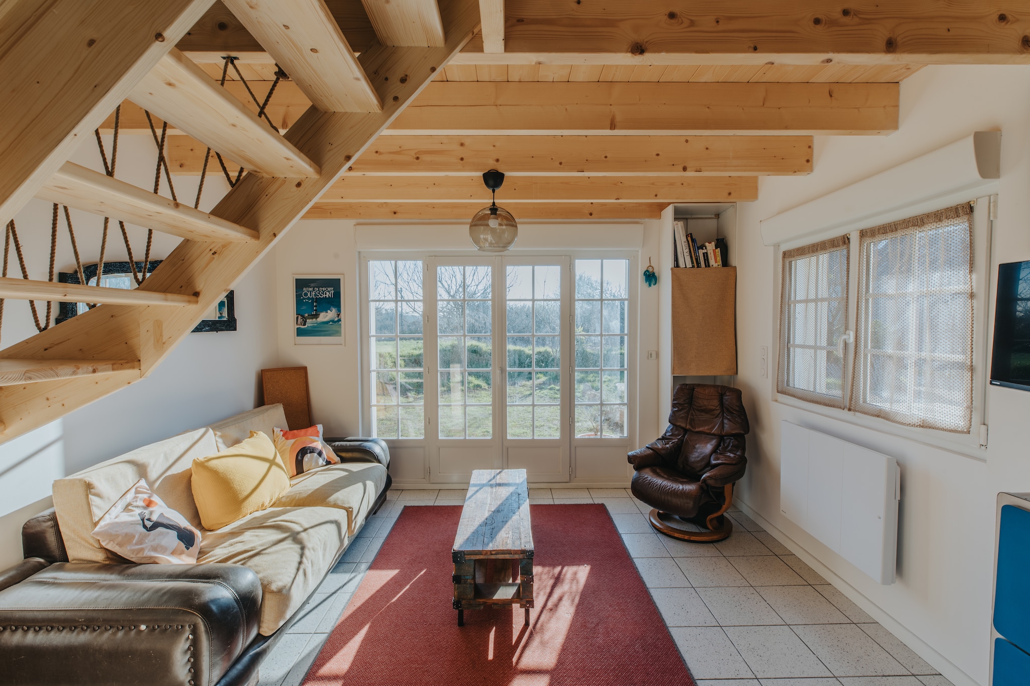 Charming holiday home for 4 people – modernly renovated, close to the beach & in a quiet location

This ideal holiday home for up to 4 people combines comfort, style, and a fantastic location. Just 1 km from the sea and beach, this unique holiday home is situated in a quiet, secluded setting. The complete renovation with high-quality, modern materials, exposed wooden beams, and stylish wooden floors gives the house a warm and inviting atmosphere. Light-filled rooms, bright colors, and tasteful furnishings ensure that you feel at home from the moment you arrive – nothing is lacking here.

The fully equipped kitchen offers: dishwasher, coffee machine, toaster, kettle, induction hob, oven, microwave, refrigerator, and washing machine. On the ground floor, there is a modern bathroom with a large, open shower and toilet. Upstairs: 1 bedroom with a double bed (160 x 200 cm), 1 bedroom with two single beds (90 x 190 cm), and a separate toilet. Of course, Wi-Fi is available – ideal for working from home. Ample parking is available on the property.

Nature & Excursions – Brittany at its finest. The picturesque coastal road between Kersaint and Portsall is a rewarding destination for hiking and excursions. Here, Brittany reveals itself as you imagine it: rocky, wild, and impressively unspoiled. Boat trips to the islands of Molène and Ouessant depart from the port in Lanildut. On Ouessant, you can rent bicycles and visit the famous lighthouse. From Le Conquet, exciting tours are offered in 12-person inflatable boats, where you can observe dolphins and seals. The island of Molène also invites you to linger – be sure to try the regional specialty produced there.

To the west lies the impressive Pointe Saint-Mathieu with its distinctive lighthouse and magnificent views.
This holiday home offers the perfect blend of relaxation, nature, and modern comfort – ideal for families, friends, or couples who love the sea and want to experience Brittany authentically.

