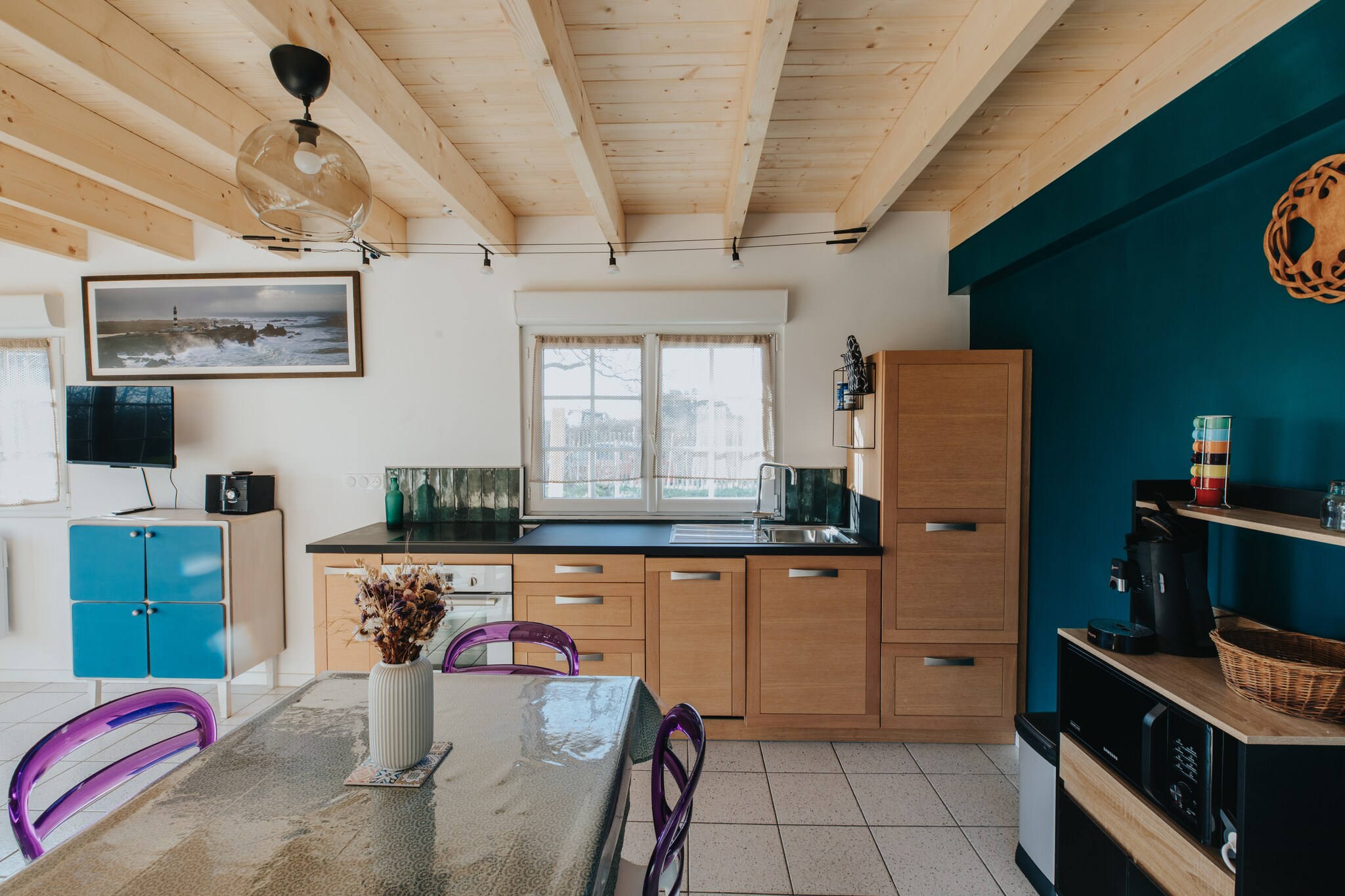 Ground floor: (Living room(TV, seating area), dining room(dining table), open kitchen(electric kettle, toaster, cooker(3 ring stoves, induction), coffee machine(pads), oven, dishwasher, fridge), bathroom(shower, toilet))\n\nOn the 1st floor: (bedroom(double bed(160 x 200 cm)), bedroom(single bed(90 x 190 cm), single bed(90 x 190 cm)), toilet)\n\nParking, heating(electric), garden, garden furniture, sun loungers, BBQ