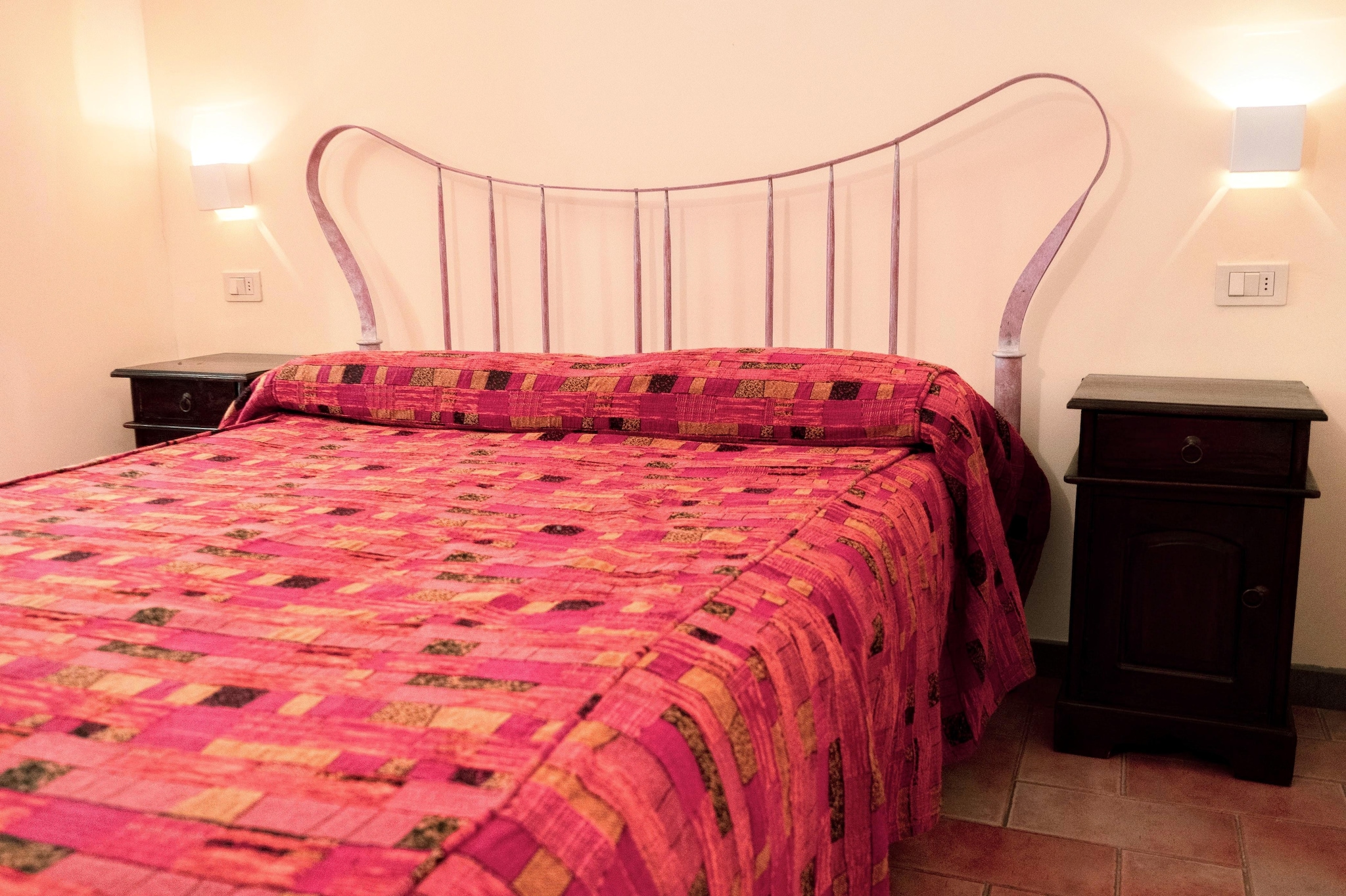 open kitchen(hob, espresso machine, oven, fridge, dishes and cutlery), Living/bed room(double sofa bed, TV), bedroom(double bed), bathroom(shower, washbasin, toilet, body soap), air conditioning, garden, garden furniture, swimming pool(shared with other guests), ironing board, iron