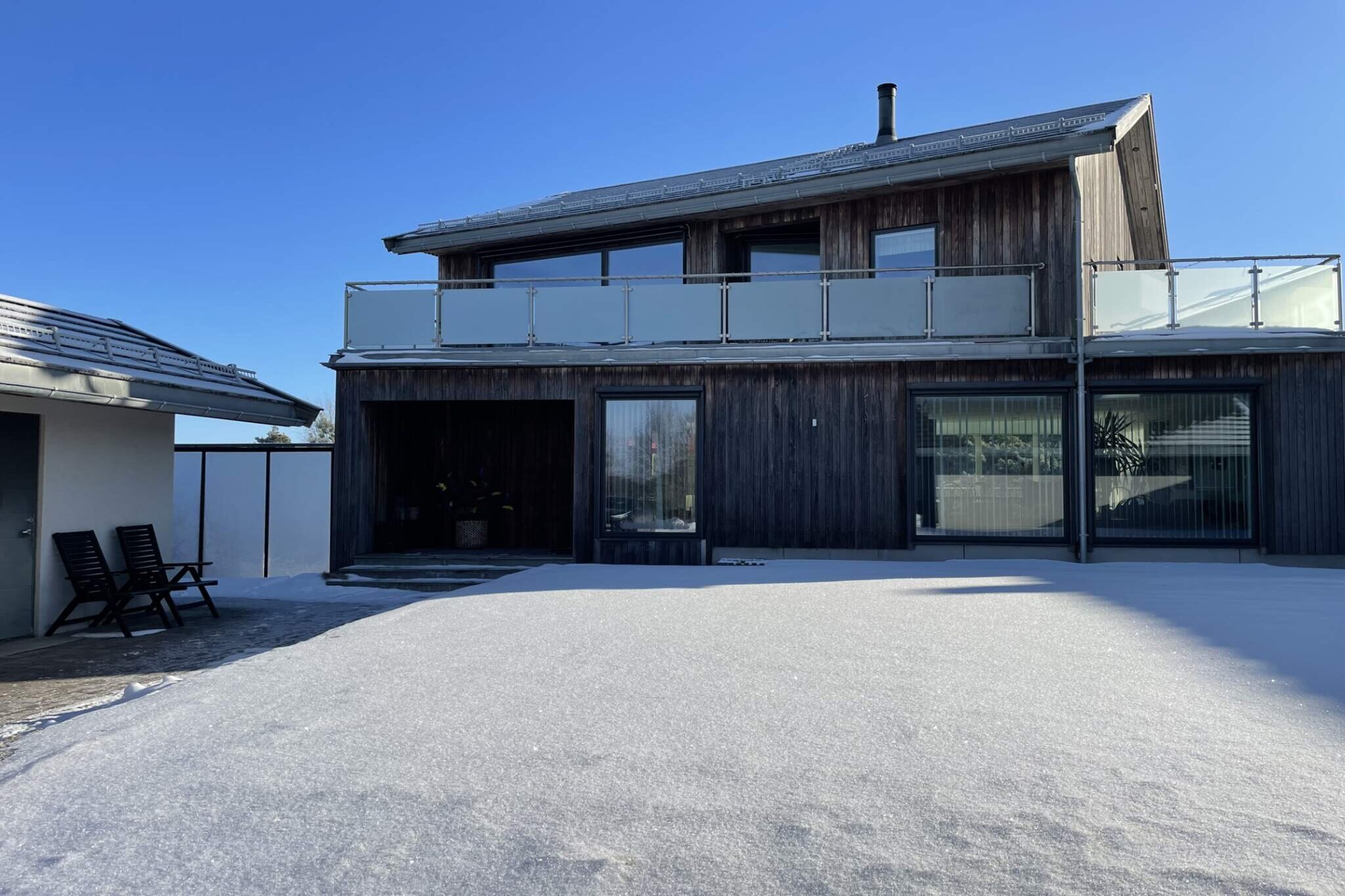 Lovely holiday home in idyllic Hvaler, located in a residential area a short stroll from the beach. Views of the forest from the spacious terrace with hot tub. The house is new and nicely decorated. There are 4 bedrooms, 3 with double beds and one with 2 single beds. There is also a large cot for slightly older children. Large kitchen with everything needed to make great meals, dining room with plenty of room for everyone and a Tripp Trapp chair (without a bar) for children. Internet is included. The holiday home has three living rooms; in the main living room there is a large TV with streaming services and RiksTV. Three large bathrooms, one with a hot tub. Water-borne heating below all floors. Please note that bed linen must be brought. On the first floor, there is a master bedroom with bathroom ensuite, and a pleasant living room with desk and daybed. From the bedroom there is access to a separate sheltered terrace. From the living room there is access to a large terrace facing west and the sunset as well as a small terrace facing north, perfect for enjoying your morning coffee with a sea view. There is also a garden room where you can sit warm and dry if the weather is inclement. There are no other residents on the back and easy access to the forest. Hvaler is an eldorado in the summer. There are many beautiful beaches in the area and only a short distance to Skjærhalden with its cozy little shops and outdoor restaurant on the pier. Great hiking opportunities in the area. It is only a few minutes’ walk to the nearest beaches, Olastranda and Døvika. Olastranda is shallow and suitable for small children. A hundred meters beyond the beach is Listranda marina where you can swim from the piers with bathing stairs. Døvika is an idyllic beach with rocky cliffs and sandy beach. The path from the house is through beautiful old forest where you can admire the tall trees and hear the birds chirping. Both beaches have sun from early morning until around 6 in the afternoon. If you want to swim at sunset, you can walk to Åsebu, about 20 minutes, with a beach, rocky cliffs and a pier with bathing stairs. If you drive, it only takes 4 minutes to the parking lot at the beach. On Kirkøy you will find Hvaler Golf Club with a great 9-hole golf course, café and golf simulator. It is only a 15 minutes’ drive. If you are a kitesurfer or windsurfer, there are fantastic opportunities at Ørekroken, only 10 minutes from the house. Another popular activity is island hopping; there is a free ferry to the most beautiful islands that Hvaler is made up of. In Fredrikstad, you can visit the beautiful old town and Isegran. The city ferry is free and runs all the time with several stops along the pier. The house is not let to youth groups.