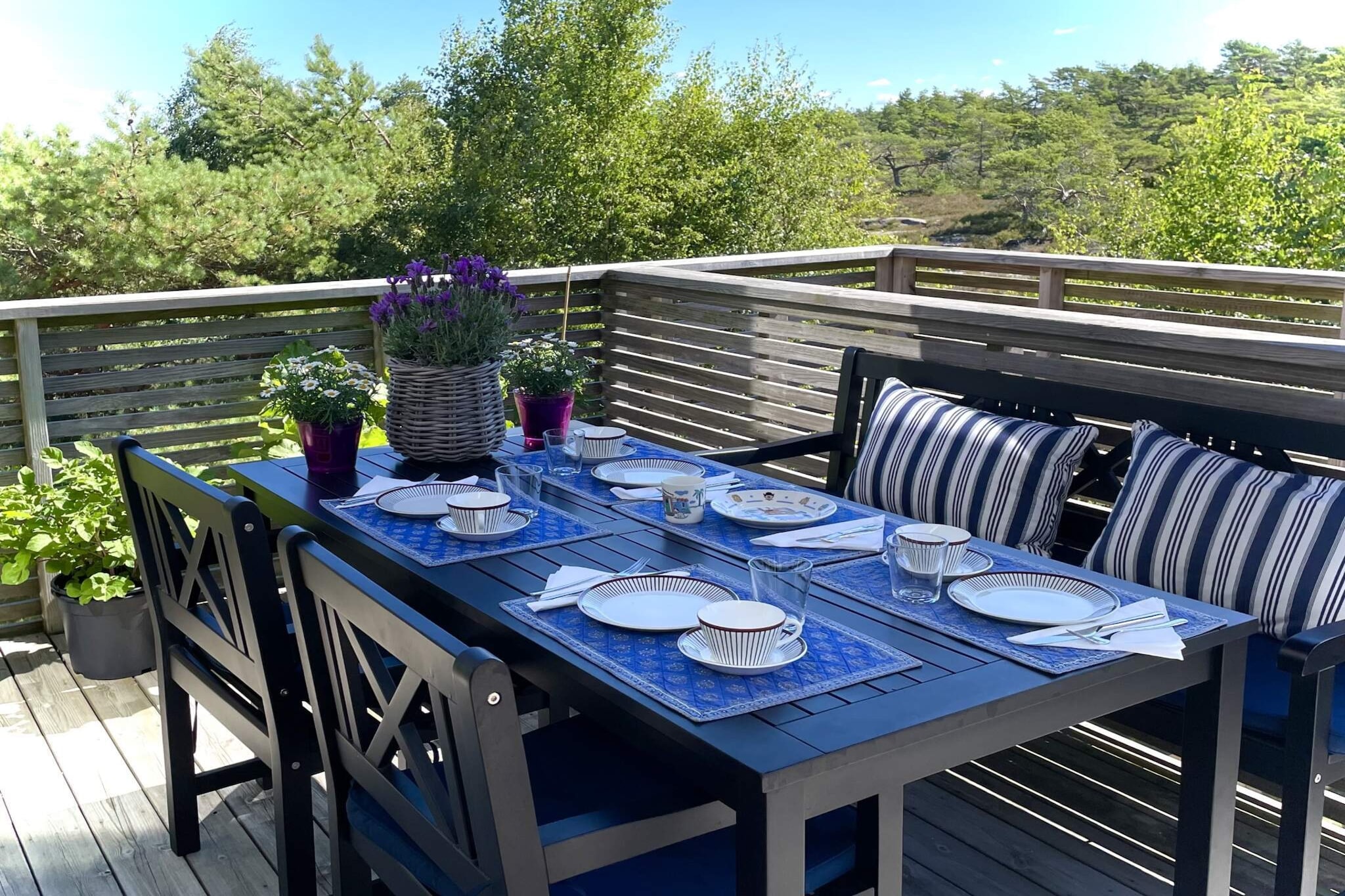 Internet Access DSL, open kitchen(floor heating)(cooker(electric), hood, coffee machine(filter), waffle iron, microwave, dishwasher, fridge, freezer(1-59L), tumble dryer, washing machine, high chair), Living/bed room(floor heating, 30 m2)(TV(norvegian TV channels ), fireplace, netflix), Living/bed room(floor heating, 25 m2), bedroom(floor heating)(double bed, cot), bedroom(floor heating)(double bed), bedroom(floor heating)(double bed), bedroom(floor heating)(2x single bed), bathroom(floor heating)(bath tub, washbasin, shower, toilet), bathroom(floor heating)(washbasin, shower, toilet), bathroom(floor heating)(washbasin, shower, toilet), carport, Bubble bath(indoor, 2 persons), Bubble bath(outside, 4 persons), terrace(20 m2), terrace(roofed, 20 m2), garden, garden furniture, BBQ, parking, geothermal energy, geothermal energy