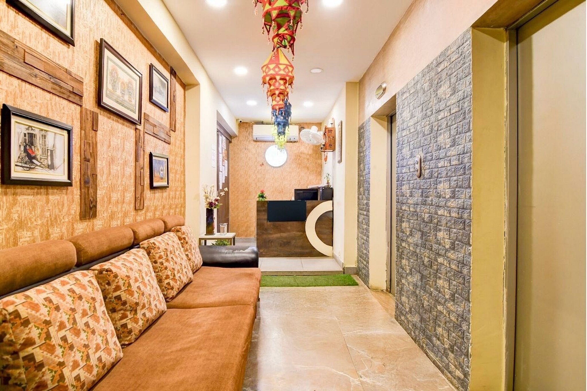 Ground floor: (bedroom(double bed, TV, seating area, air conditioning, telephone, Floor mattress), bathroom(bathtub or shower, shower, washbasin, toilet, Towels incl., shampoo, body soap, hot water), lift)