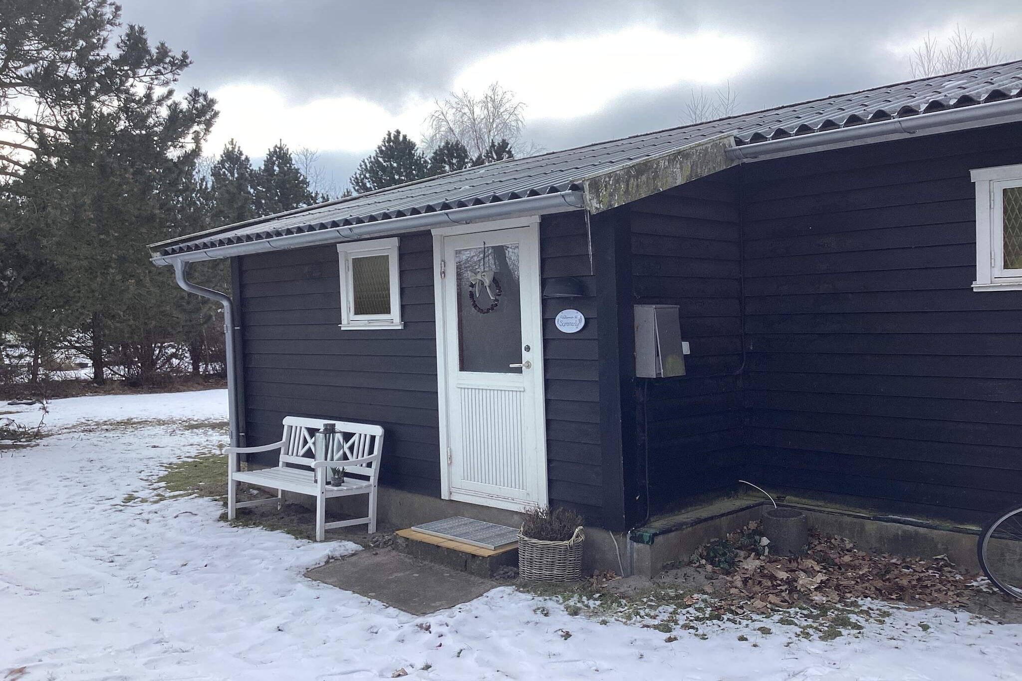 Internet Access DSL, Kitchen(stove(induction), coffee machine, oven, microwave, fridge-freezer), Living/bed room(single folding bed, TV), bedroom(double bed), bedroom(2x bunk bed), bathroom(washbasin, shower, toilet), heating(electric), terrace, garden furniture, air to air heatpump