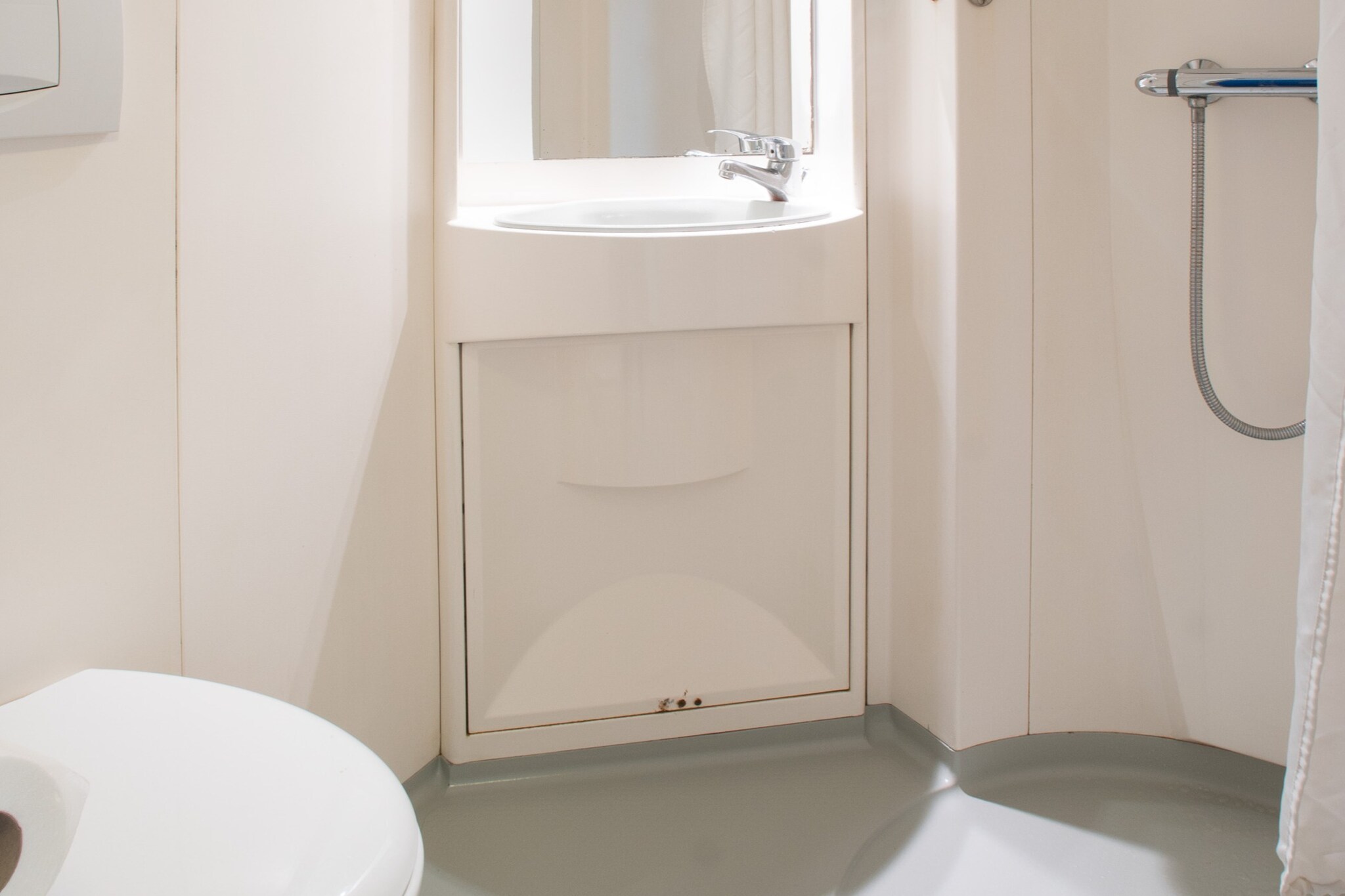 Small Double Room - No Window - Bathroom