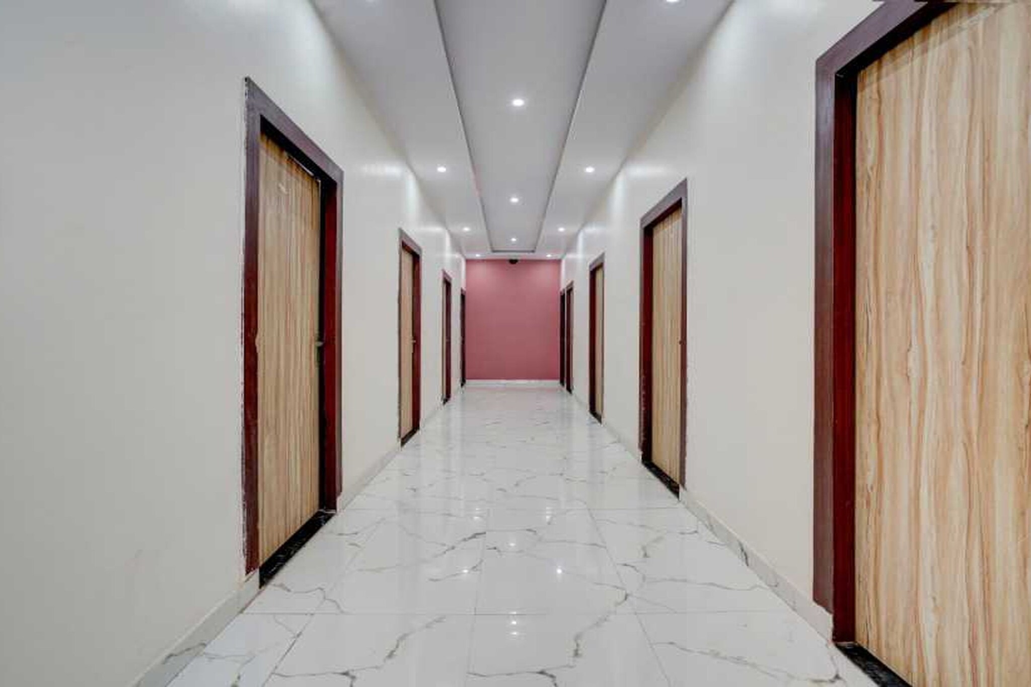 Ground floor: (bedroom(double bed, TV, seating area, air conditioning, telephone, Floor mattress), bathroom(bathtub or shower, shower, washbasin, toilet, Towels incl., shampoo, body soap, hot water))