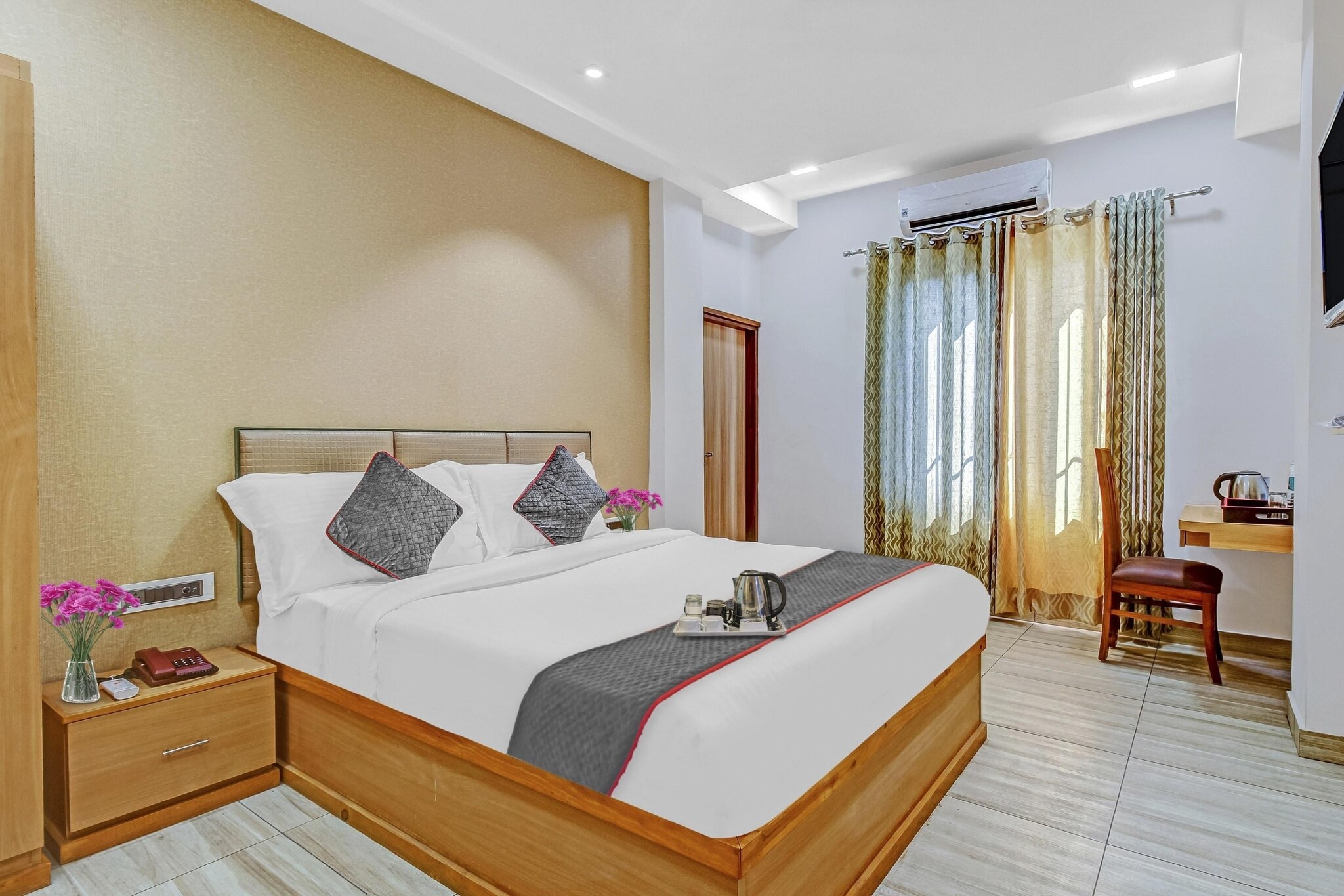Enjoy a comfortable and hassle-free experience at our thoughtfully designed property. Each room is equipped with modern amenities, cozy bedding, and elegant decor to make you feel right at home. Located conveniently with easy access to public transport and major attractions, it's perfect for both business and leisure travelers. Cleanliness and guest comfort are our top priorities, and our team is available 24/7 to assist you throughout your stay.

Check-in is only available to guests aged 18 and above. Please provide a government-issued ID to confirm your age.