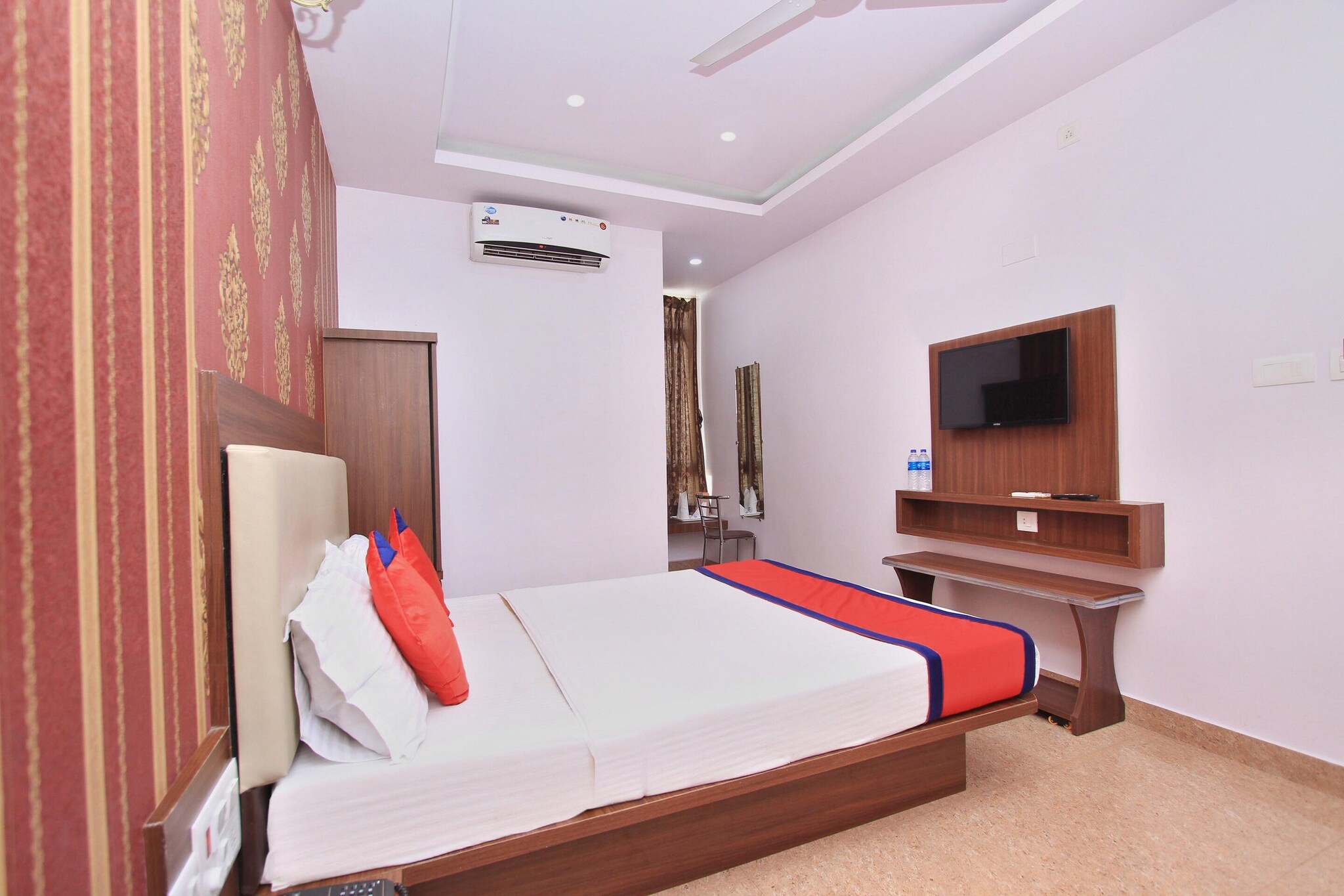 Enjoy a comfortable and hassle-free experience at our thoughtfully designed property. Each room is equipped with modern amenities, cozy bedding, and elegant decor to make you feel right at home. Located conveniently with easy access to public transport and major attractions, it's perfect for both business and leisure travelers. Cleanliness and guest comfort are our top priorities, and our team is available 24/7 to assist you throughout your stay.

Check-in is only available to guests aged 18 and above. Please provide a government-issued ID to confirm your age.