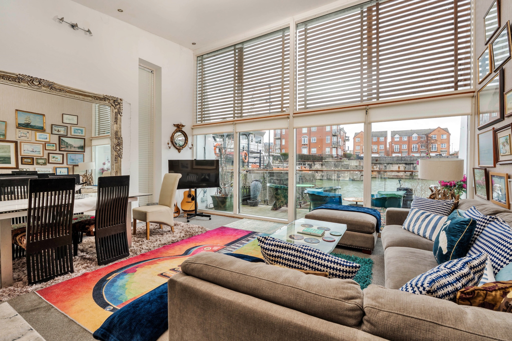 The Houseboat, Liverpool Marina - Woonkamer