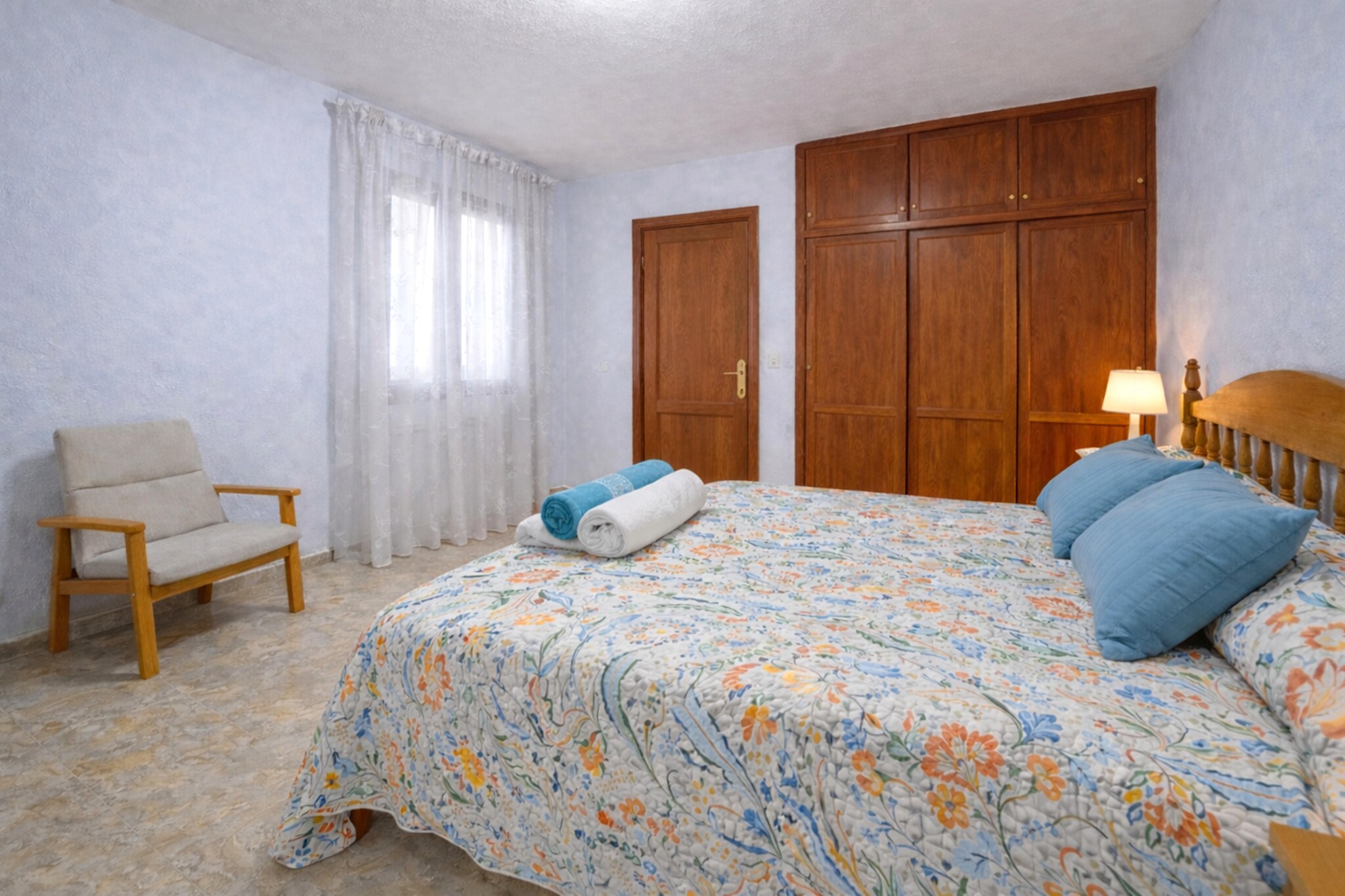 Ground floor: (Entrance, open kitchen(hob, toaster, hood, coffee machine, oven, microwave, fridge-freezer), Living/diningroom(single sofa bed(85 x 200 cm), TV(flatscreen, international television channels), dining table, seating area), bedroom(single bed(90 x 190 cm), single bed(90 x 190 cm)), bathroom(bathtub with shower, washbasin, toilet, bidet, washing machine), air conditioning, terrace(private, 4 m2), air to air heatpump)\n\nbar(eating bar), parking lot(public), swimming pool(shared with other guests, outside, opened from Jan upto and including Dec), swimming pool(shared with other guests, outside, including part for children (depth 50cm), opened from Jan upto and including Dec)