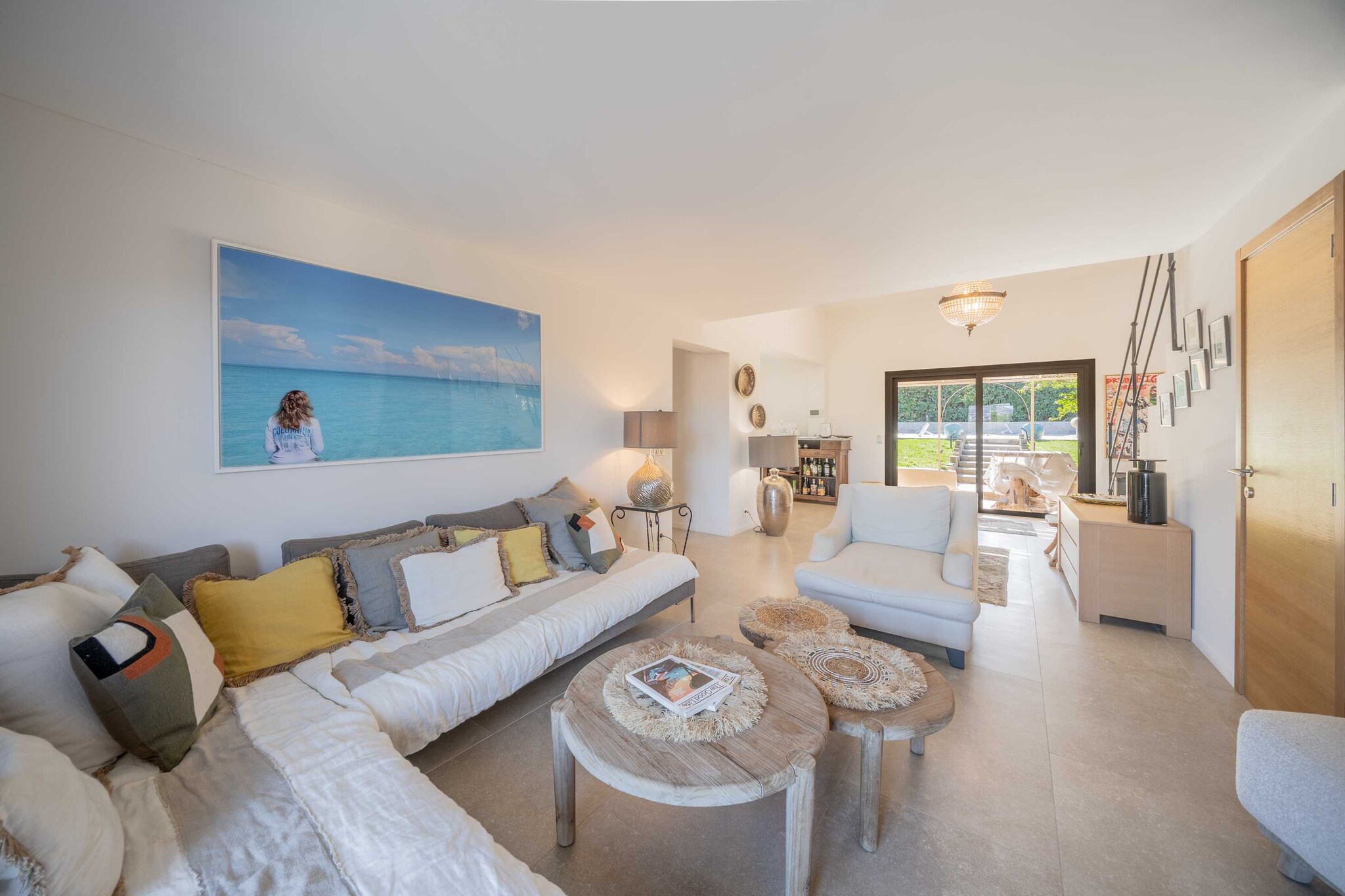 📌 Checkmyguest offers you this sumptuous 370 m² villa nestled in Gassin, on the outskirts of Saint-Tropez. Spacious and elegant. Spread over three levels with a separate outbuilding, it charms with its generous volumes, large landscaped garden, furnished terrace, and private pool, perfect for relaxing under the Mediterranean sun.