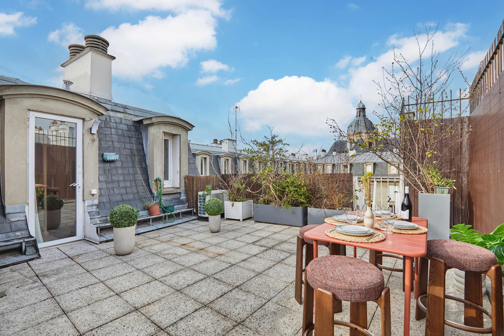 Discover our elegant apartment with a terrace, ideally located in the heart of the Marais. Designed like a true hotel suite with separate bedroom and living room, it has been completely renovated and air-conditioned to offer comfort and modern amenities. Its contemporary and refined ambiance invites relaxation after a day strolling through historic streets, visiting museums, boutiques, and iconic cafés. A privileged setting for a successful Parisian stay, whether with family or friends.