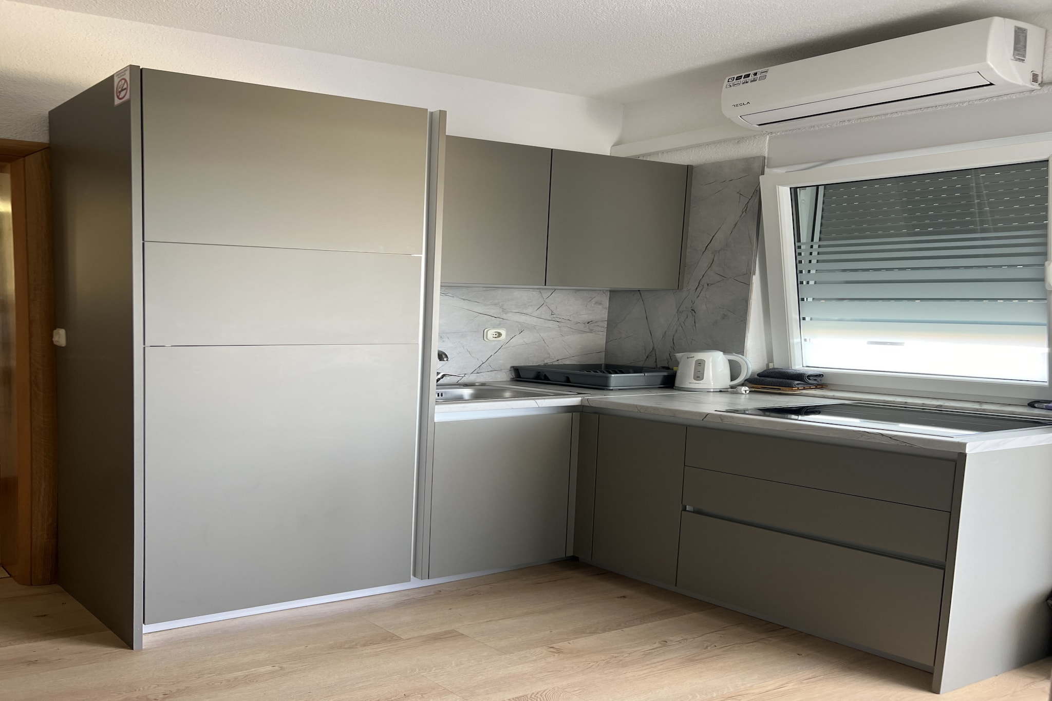 The apartment in Vir has 1 bedrooms and capacity for 4 persons. Accommodation of 56 m² cozy and has a fully-equiped kitchen, It has waterfront and garden. The property is located 130 m rock beach, 350 m the restaurant, 350 m coffee shop, 850 m supermarket, 9 km city, 25 km hospital, 36 km international airport, 36 km airport and it is located in a a family-friendly zone and next to the sea. The accommodation is equipped with the following items: outdoor furniture, terrace, barbecue, iron, internet (Wi-Fi), hair dryer, electric heating, air-conditioned, open-air parking in the same building, TV, satellite tv. The open plan kitchen, electric, is equipped with refrigerator, microwave, freezer, dishes/cutlery, kitchen utensils, coffee machine, toaster and kettle.
