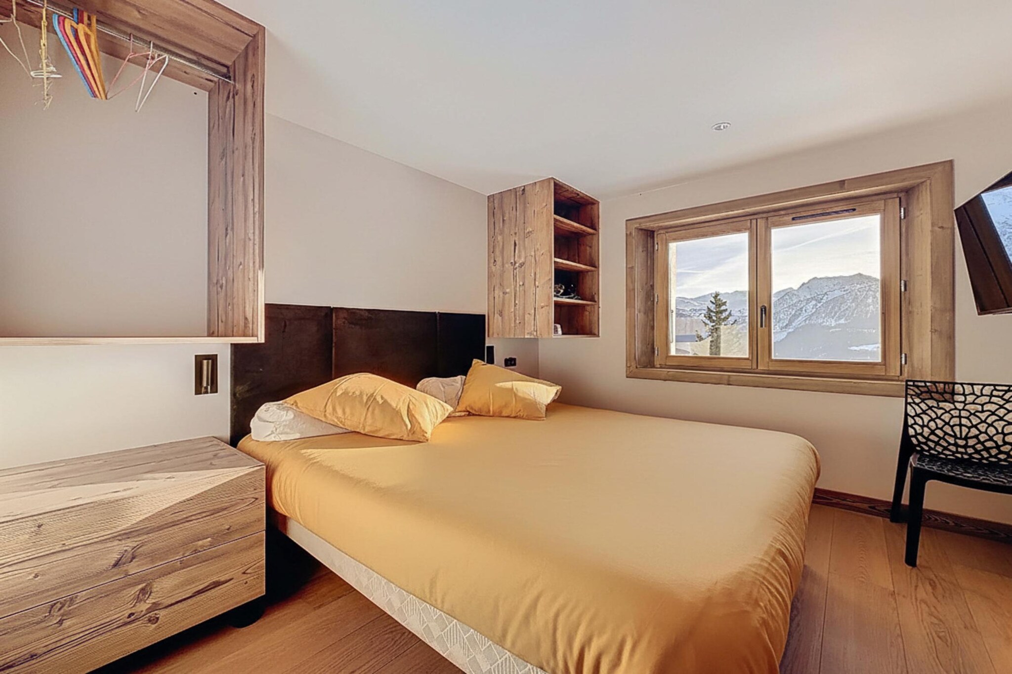 Ground floor: (Bedroom with bathroom(double bed, TV, shower, washbasin, toilet), Bedroom with bathroom(double bed, TV, shower, washbasin, toilet), Bedroom with bathroom(bunk bed, bunk bed, TV, bath tub, washbasin, toilet), toilet(toilet))\n\nOn the 1st floor: (open kitchen(hob(4 ring stoves, induction), hood, coffee machine, oven, microwave, dishwasher, fridge, washbasin, washbasin, electric hot plates, dishes and cutlery), Living/diningroom(TV, dining table, seating area))\n\nOn the 2nd floor: (bedroom(single sofa bed, TV), Bedroom with bathroom(double bed, TV, bath tub, shower, washbasin, washbasin, toilet), Bedroom with bathroom(double bed, TV, shower, toilet), bathroom(shower, toilet))\n\ngarage, Internet access, fireplace, tumble dryer, washing machine, balcony, parking, hairdryer