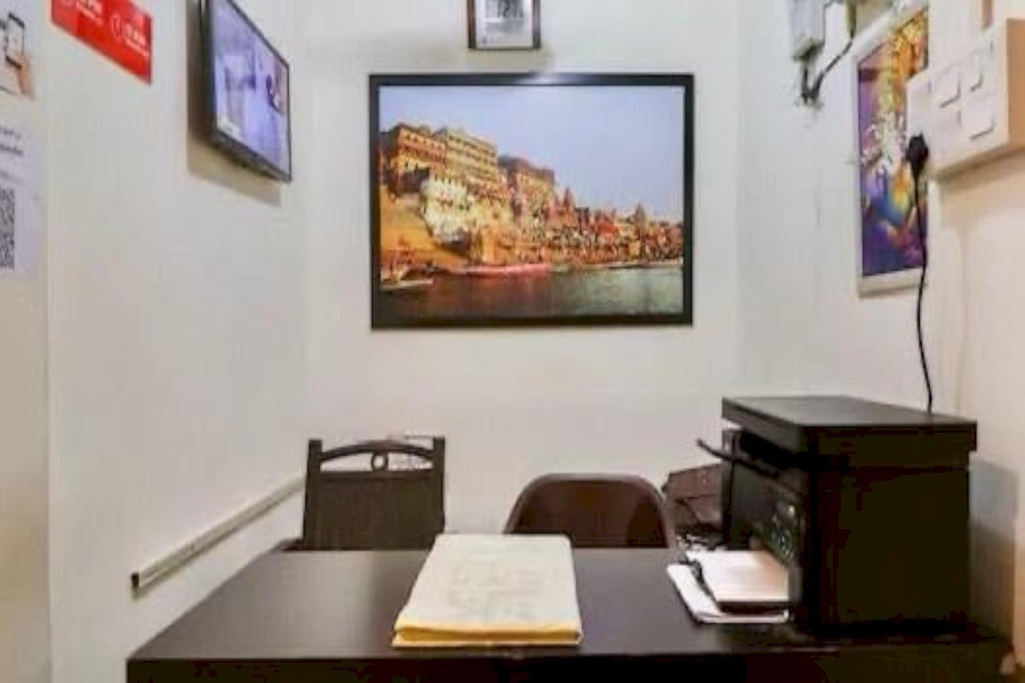 Ground floor: (bedroom(double bed, TV, seating area, air conditioning, telephone, Floor mattress), bathroom(bathtub or shower, shower, washbasin, toilet, Towels incl., shampoo, body soap, hot water), lift)