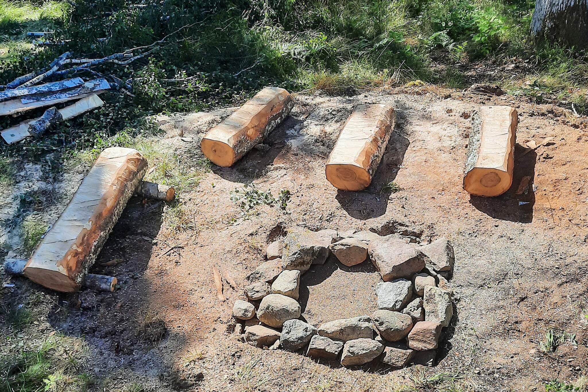 Internet Access DSL, Kitchen(cooker(electric), coffee machine, oven, microwave, fridge-freezer, water from well), Living/bed room(double folding bed, TV(swedish TV channels), fireplace), bedroom(double bed), sauna(outside, 6 persons), balcony, heating(electric), garden furniture, parking