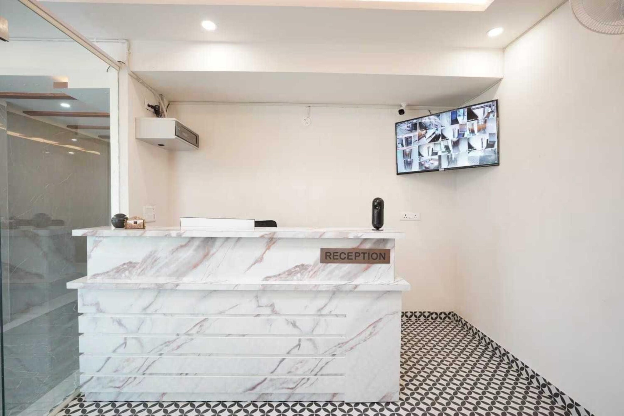 Ground floor: (bedroom(double bed, TV, seating area, air conditioning, telephone, Floor mattress), bathroom(shower, washbasin, toilet, Towels incl., shampoo, body soap, hot water), lift)