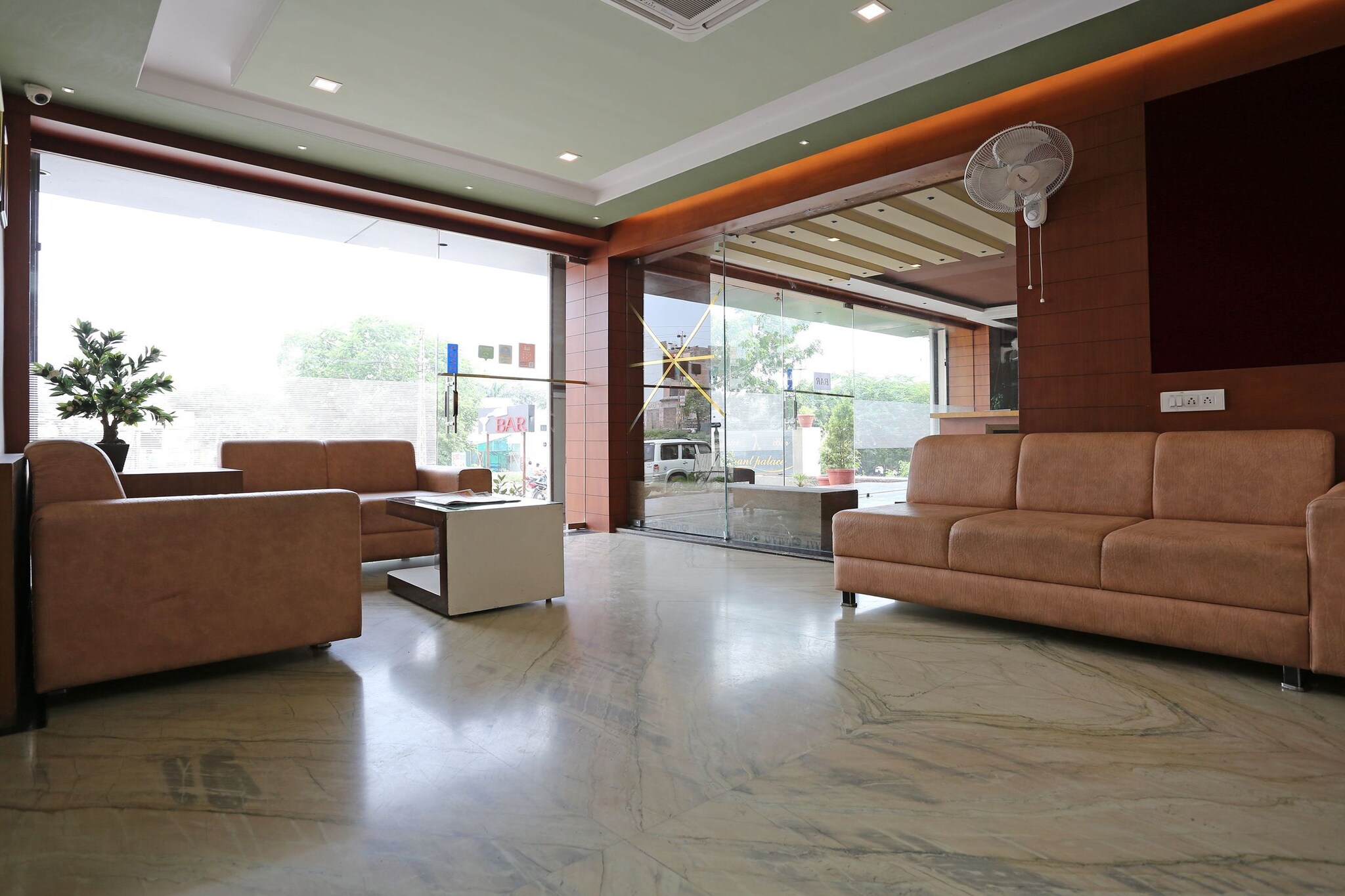 Ground floor: (bedroom(double bed, TV, seating area, air conditioning, telephone, Floor mattress), bathroom(bathtub or shower, shower, washbasin, toilet, Towels incl., shampoo, body soap, hot water), parking, lift)