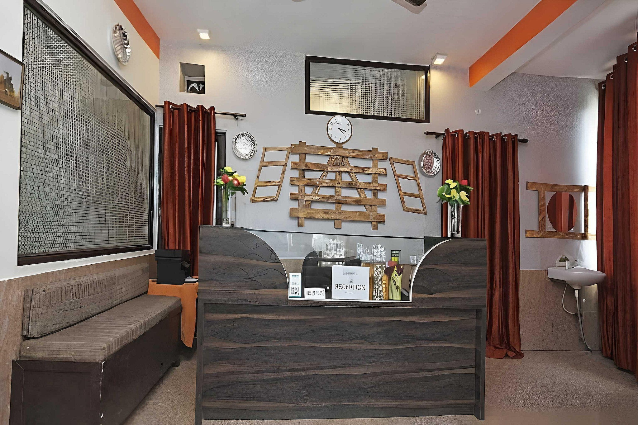 Ground floor: (bedroom(double bed, TV, seating area, air conditioning, telephone, Floor mattress), bathroom(bathtub or shower, shower, washbasin, toilet, Towels incl., shampoo, body soap, hot water), lift)