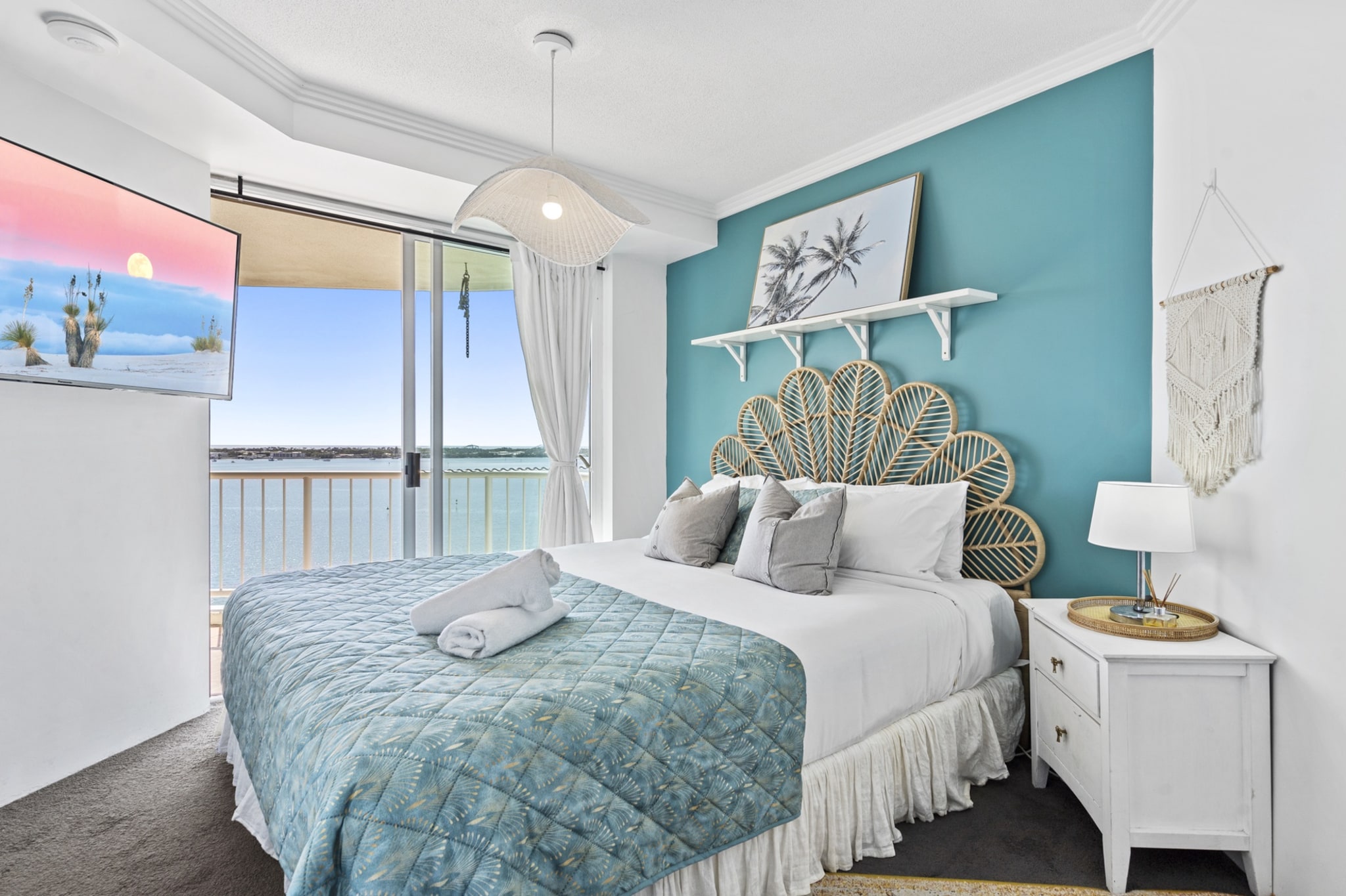 Bright 2 Bed Apartment with Ocean Views