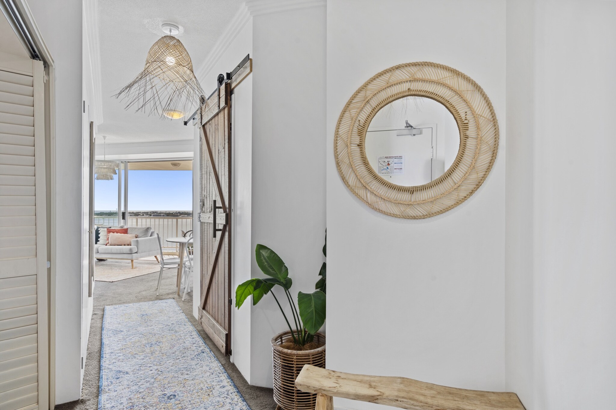 Bright 2 Bed Apartment with Ocean Views