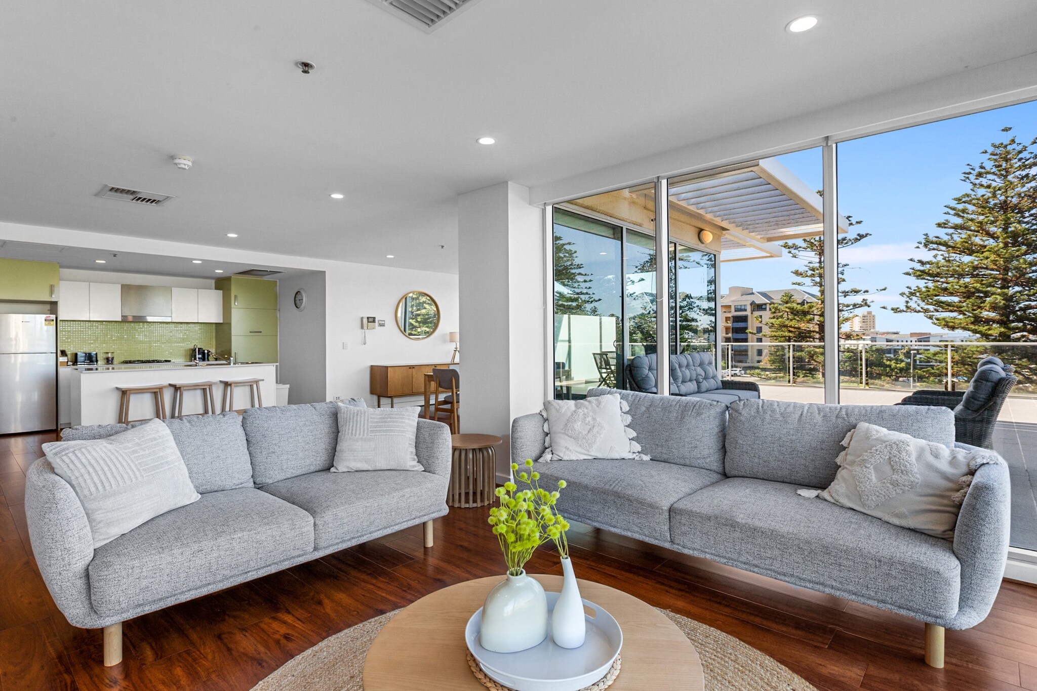 Stylish 2-Bed with Terrace, 3-min Walk to Beach