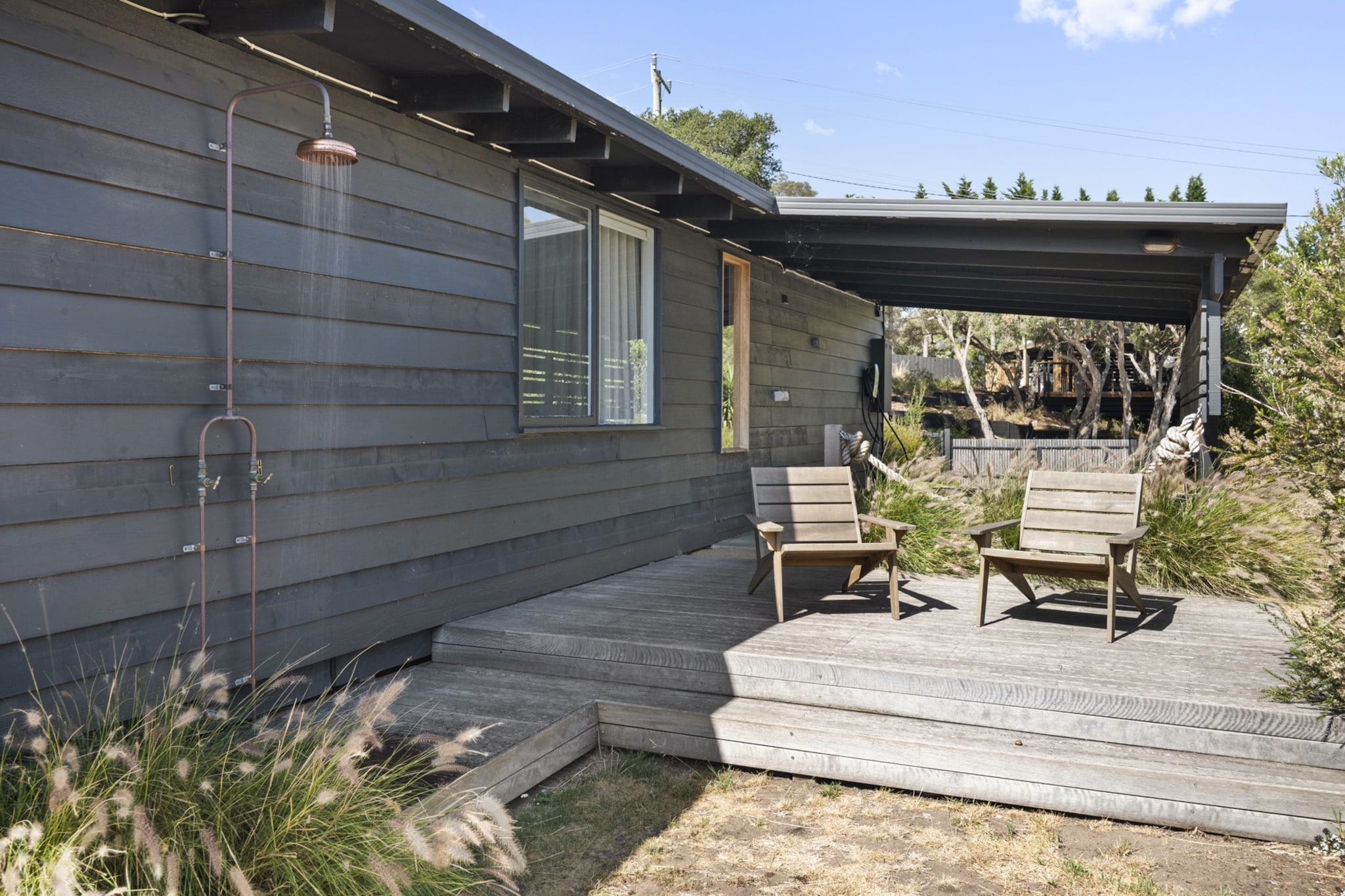 Bed Linen, Hot Water, Internet Access DSL, Wardrobe, Living room(TV, air conditioning), Kitchen(dining table, stove, electric kettle, toaster, coffee machine, oven, microwave, dishwasher, fridge, dishes and cutlery, Cooking basics, Wine glasses), bedroom(Queen Bed), bedroom(Queen Bed), bedroom(2x single bed), bathroom(washing machine, iron, Towels/Sheets (Incl.), shampoo, body soap, Essentials, Conditioner, Shower gel), First Aid, Beach, heating, Carbon monoxide detector, Long term stays allowed