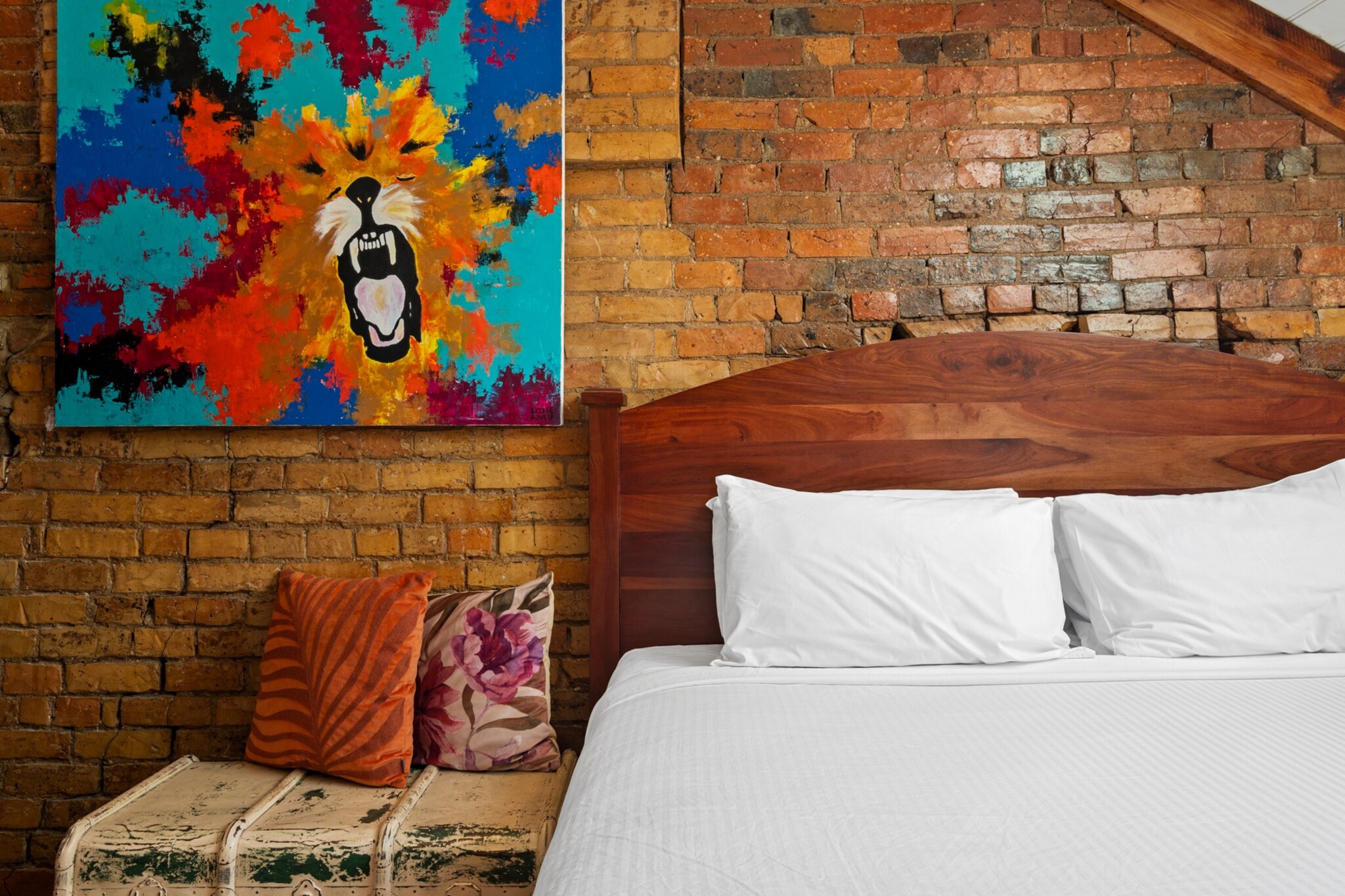 Bed Linen, Fan, Hot Water, Internet Access DSL, Wardrobe, Living room(TV, air conditioning), Kitchen(dining table, stove, electric kettle, toaster, oven, microwave, dishwasher, fridge, dishes and cutlery, Cooking basics, Wine glasses), bedroom(double king size bed), bedroom(double king size bed), bathroom(washing machine, iron, hairdryer, Towels/Sheets (Incl.), shampoo, body soap, Essentials, Conditioner, Shower gel), bathroom, First Aid, fireplace, balcony or terrace, parking (paying), Downtown, Long term stays allowed, Town