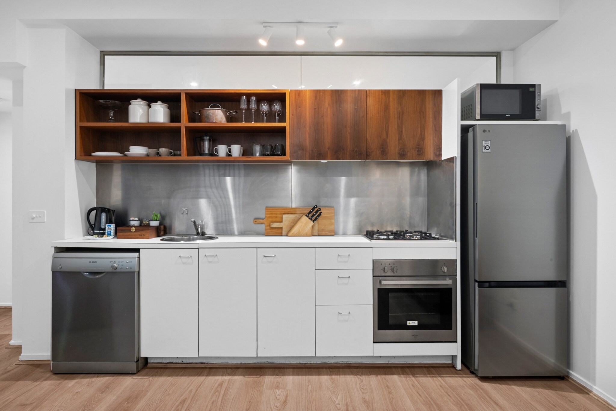 Bed Linen, Fan, Hot Water, Internet Access DSL, Wardrobe, Living room(single sofa bed), Kitchen(dining table, stove, electric kettle, toaster, coffee machine, oven, microwave, dishwasher, fridge, freezer, dishes and cutlery, Cooking basics, Wine glasses), bedroom(Queen Bed), bathroom(tumble dryer, washing machine, iron, hairdryer, Towels/Sheets (Incl.), shampoo, body soap, Essentials, Conditioner, Shower gel), First Aid, Downtown, Long term stays allowed, Room-darkening shades