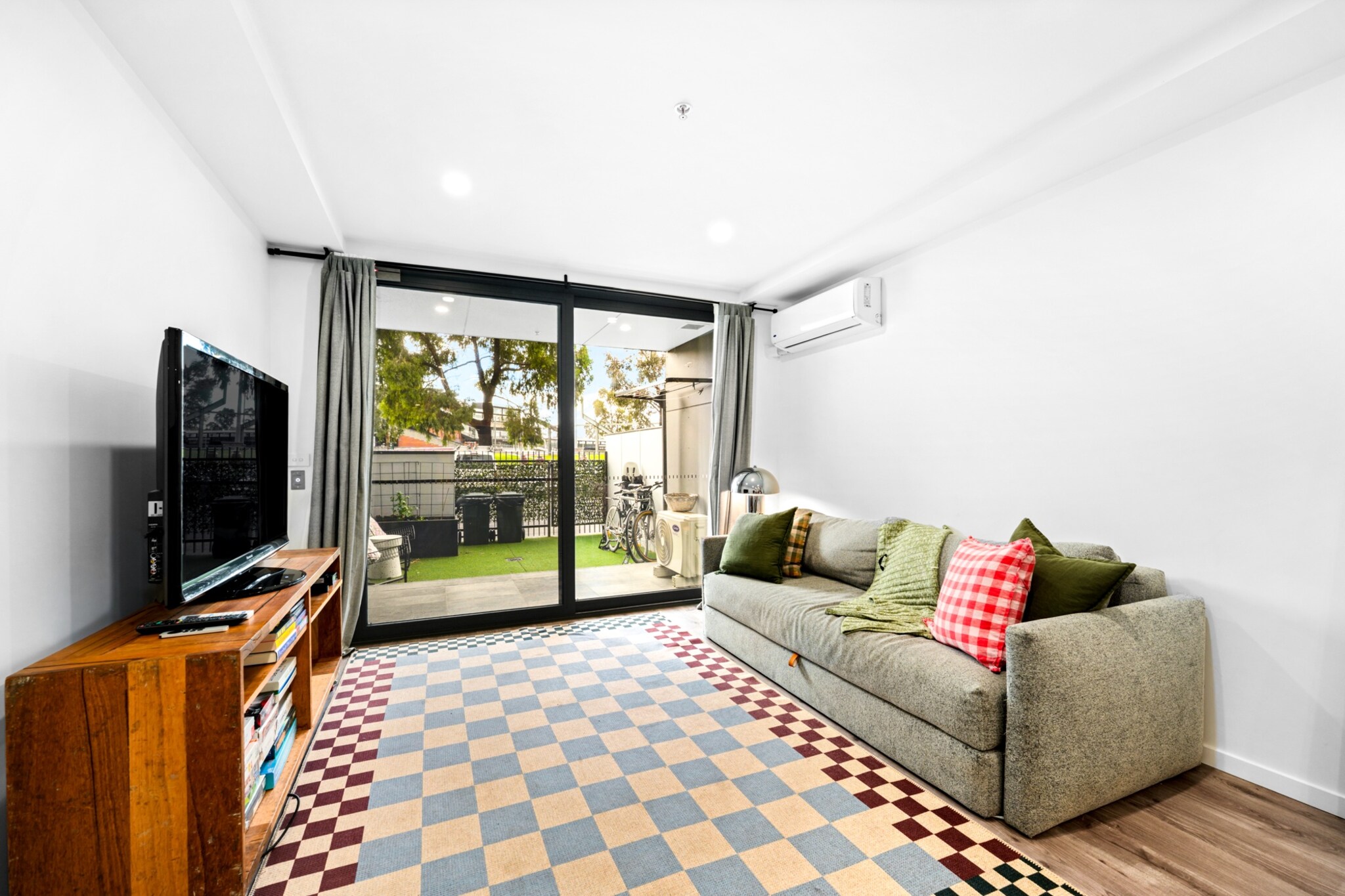 Two Bedroom Retreat Opposite Victoria Park