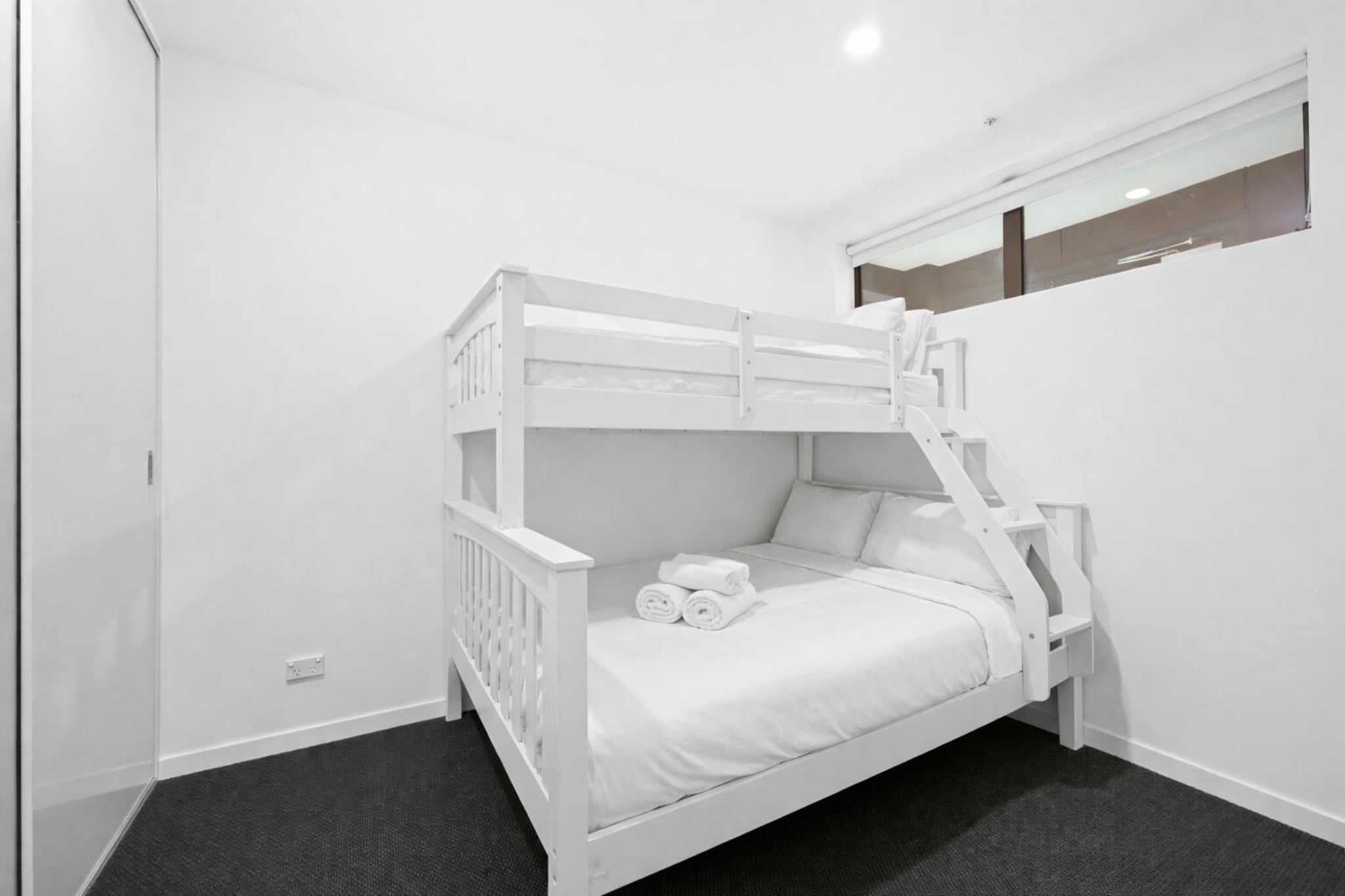 Bed Linen, Fan, Hot Water, Internet Access DSL, Wardrobe, Living room(TV, air conditioning), Kitchen(dining table, stove, electric kettle, toaster, coffee machine, oven, microwave, dishwasher, fridge, dishes and cutlery, Cooking basics, Wine glasses), bedroom(Queen Bed), bedroom(bunk bed), bathroom(tumble dryer, bath tub, washing machine, iron, hairdryer, Towels/Sheets (Incl.), shampoo, body soap, Essentials, Conditioner, Shower gel), bathroom, First Aid, Play area, party games, Coffee, Downtown, Long term stays allowed, Town