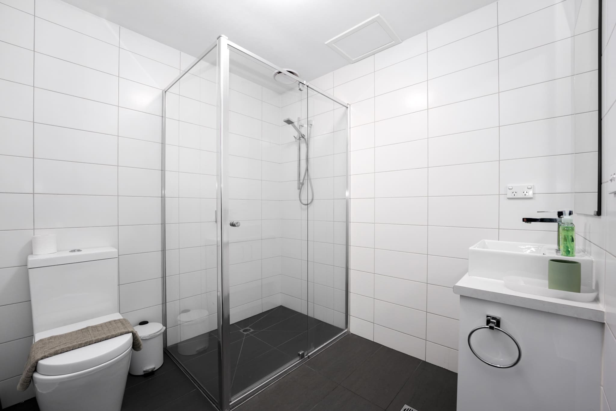 Two Bedroom Retreat Opposite Victoria Park