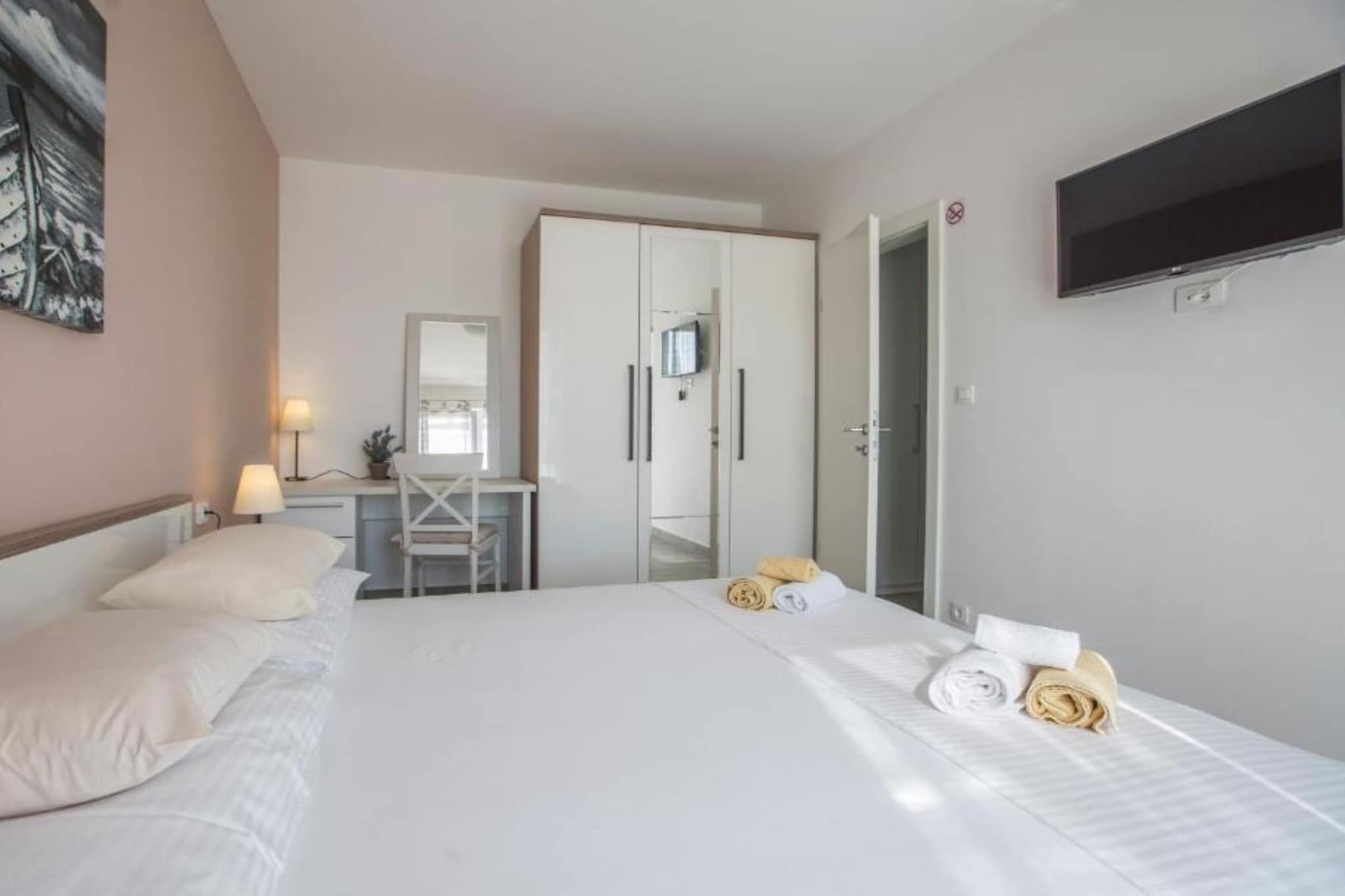 Adriatic Pearl - FourBedroom Villa with heated pool - Slaapkamer