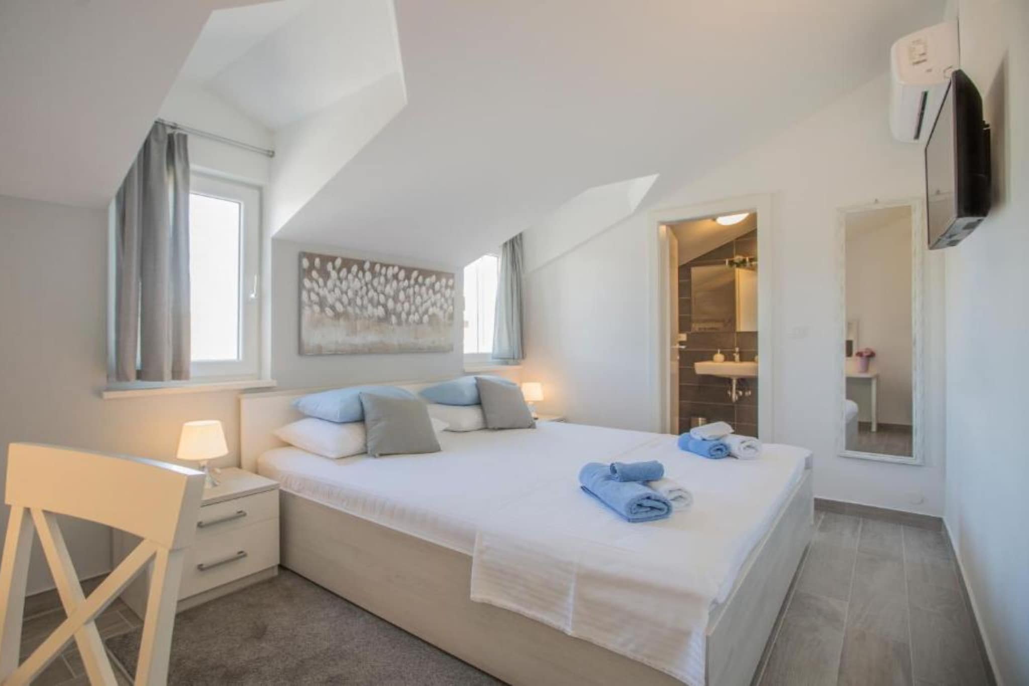 Adriatic Pearl - FourBedroom Villa with heated pool - Slaapkamer