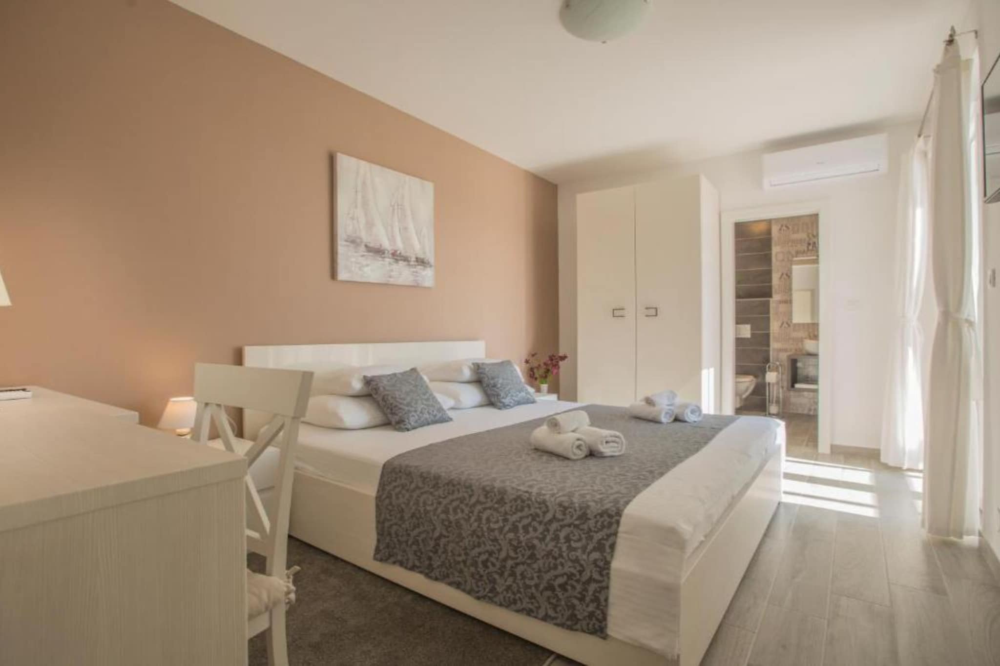 Adriatic Pearl - FourBedroom Villa with heated pool - Slaapkamer