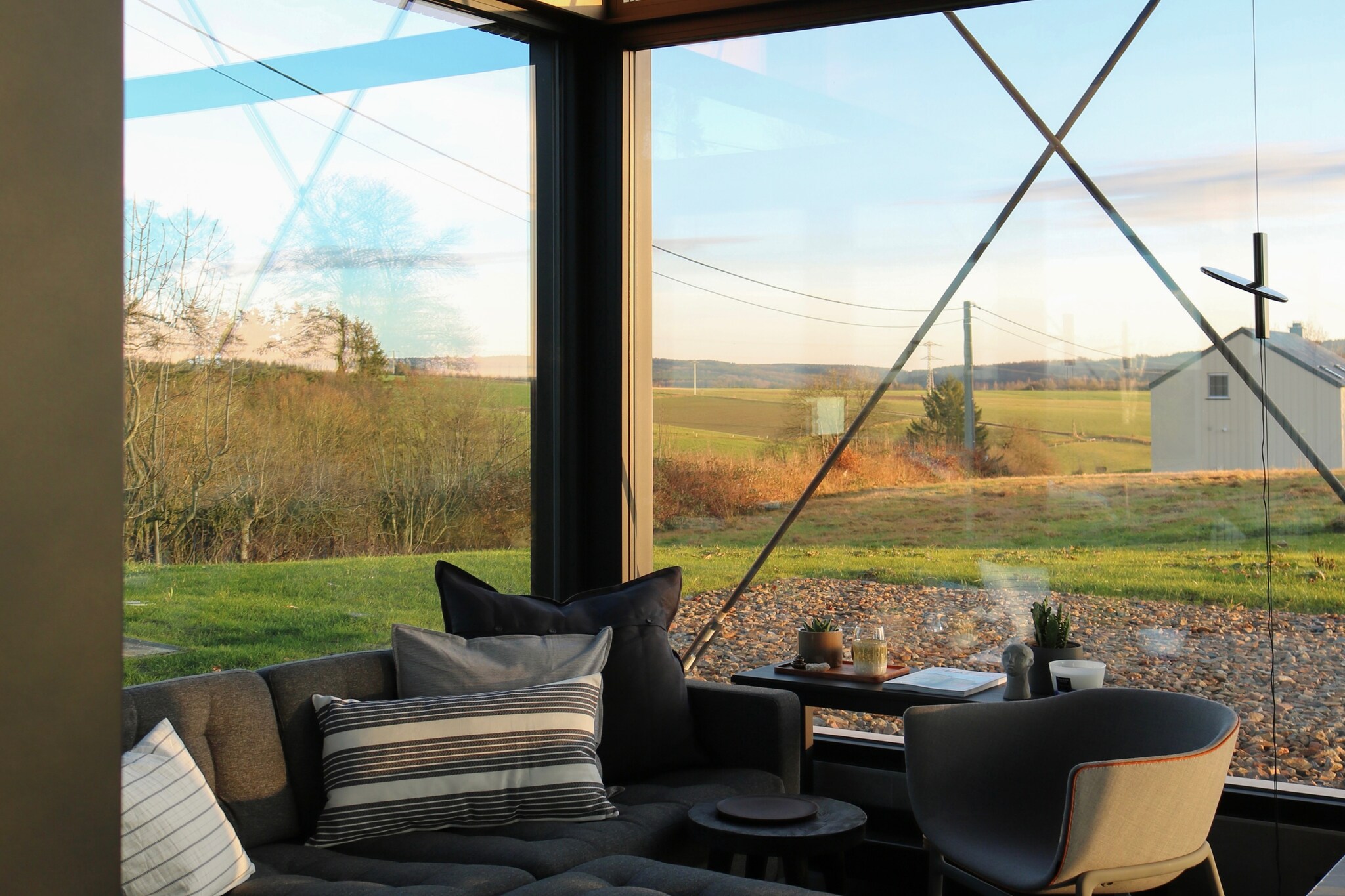 Modern design house with sauna near La Roche-en-Ardenne
Welcome to Arduenna Silva, a modern and stylish design house for up to 4 guests, quietly located in the village of Warempage near La Roche-en-Ardenne. This architect-designed home combines contemporary comfort with beautiful views of the surrounding Ardennes landscape. Large windows and high-quality materials create a bright and peaceful atmosphere, making it ideal for families or couples looking to relax in nature.
Inside you will find a cozy living area with a seating corner, TV and a sound system. The open kitchen is fully equipped with an oven, microwave, dishwasher, coffee machine and all cooking essentials. The house has two bedrooms: one bedroom with a double bed and a children's bedroom with bunk beds. The modern bathroom features a shower and washbasin, and in the hallway, you can enjoy the infrared sauna. The mezzanine offers a playful reading and play area with toys, books and games, as well as a small workspace. Outside, there are two terraces, including a sunny south-facing terrace with a large table, a covered terrace, a children’s playground and atmospheric lighting. A Weltevree barbecue and fire bowl are available for cozy evenings (wood to be provided by guests).
The house is only a few minutes from the centre of La Roche-en-Ardenne, known for its charming restaurants, terraces and the impressive Feodaal Kasteel van La Roche-en-Ardenne overlooking the town. The region is perfect for hiking, cycling and kayaking on the Ourthe river. For spectacular views, the panorama at Le Hérou is highly recommended. Families will also enjoy visiting Parc à Gibier de La Roche-en-Ardenne wildlife park and the forest adventure park Parc Chlorophylle. In short, an ideal base to discover the Ardennes.