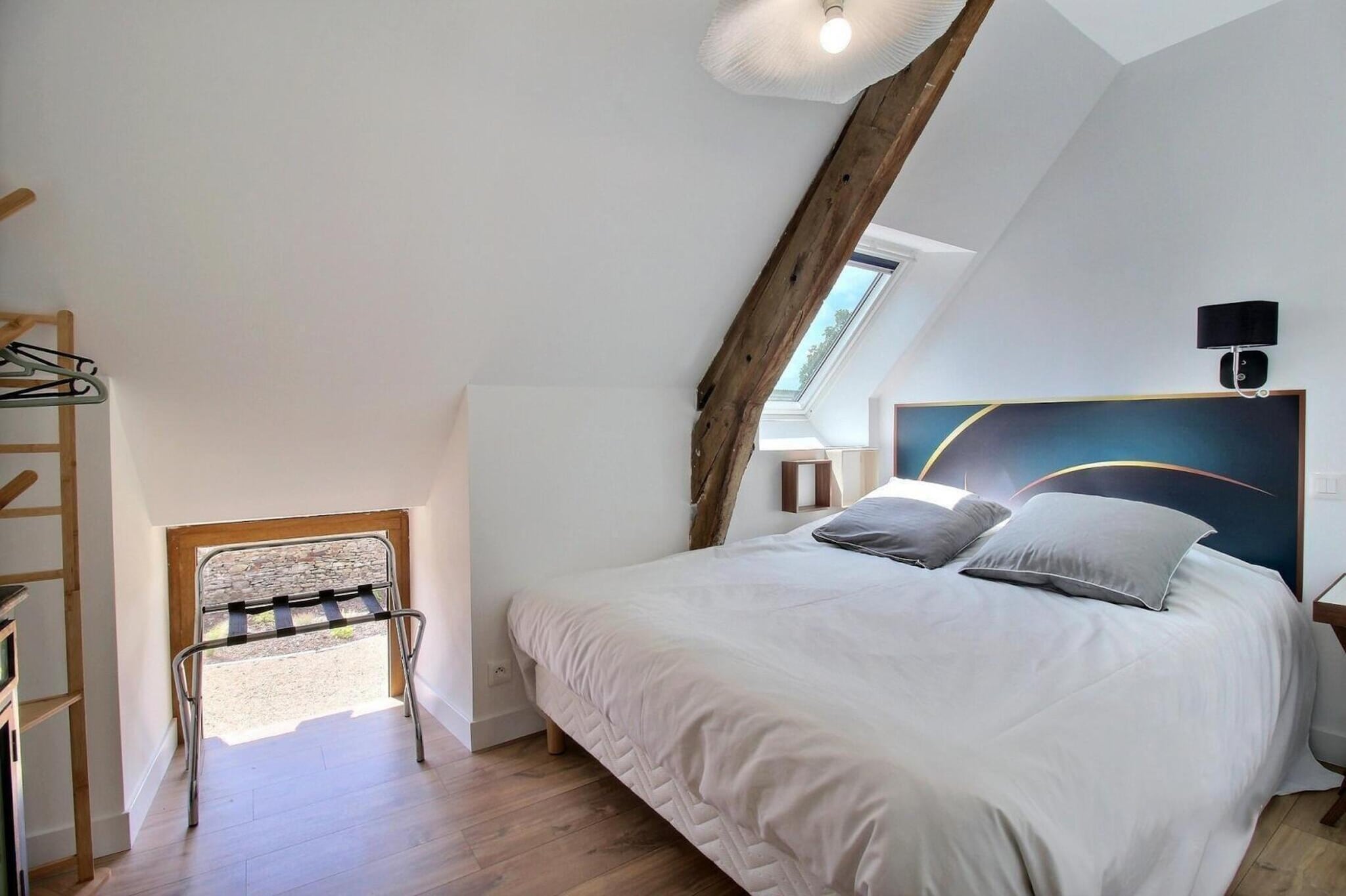 Ground floor: (open kitchen(electric kettle, toaster, cooker(4 ring stoves, induction), hood, coffee machine, espresso machine, oven, microwave, dishwasher, fridge, Blender), Living/diningroom(TV, seating area), toilet)\n\nOn the 1st floor: (bedroom(single bed(90 x 200 cm), single bed(90 x 200 cm), single bed(90 x 200 cm), single bed(90 x 200 cm), single bed(90 x 200 cm)), bedroom(double bed(140 x 190 cm)), bedroom(double bed(140 x 190 cm)), bedroom(double bed(160 x 200 cm)), bedroom(single bed(90 x 190 cm), single bed(90 x 190 cm)), bathroom(shower, shower), bathroom(shower), toilet, toilet, toilet, mezzanine(double bed(140 x 190 cm)))\n\nParking, terrace(50 m2), BBQ, parasol, lounge set
