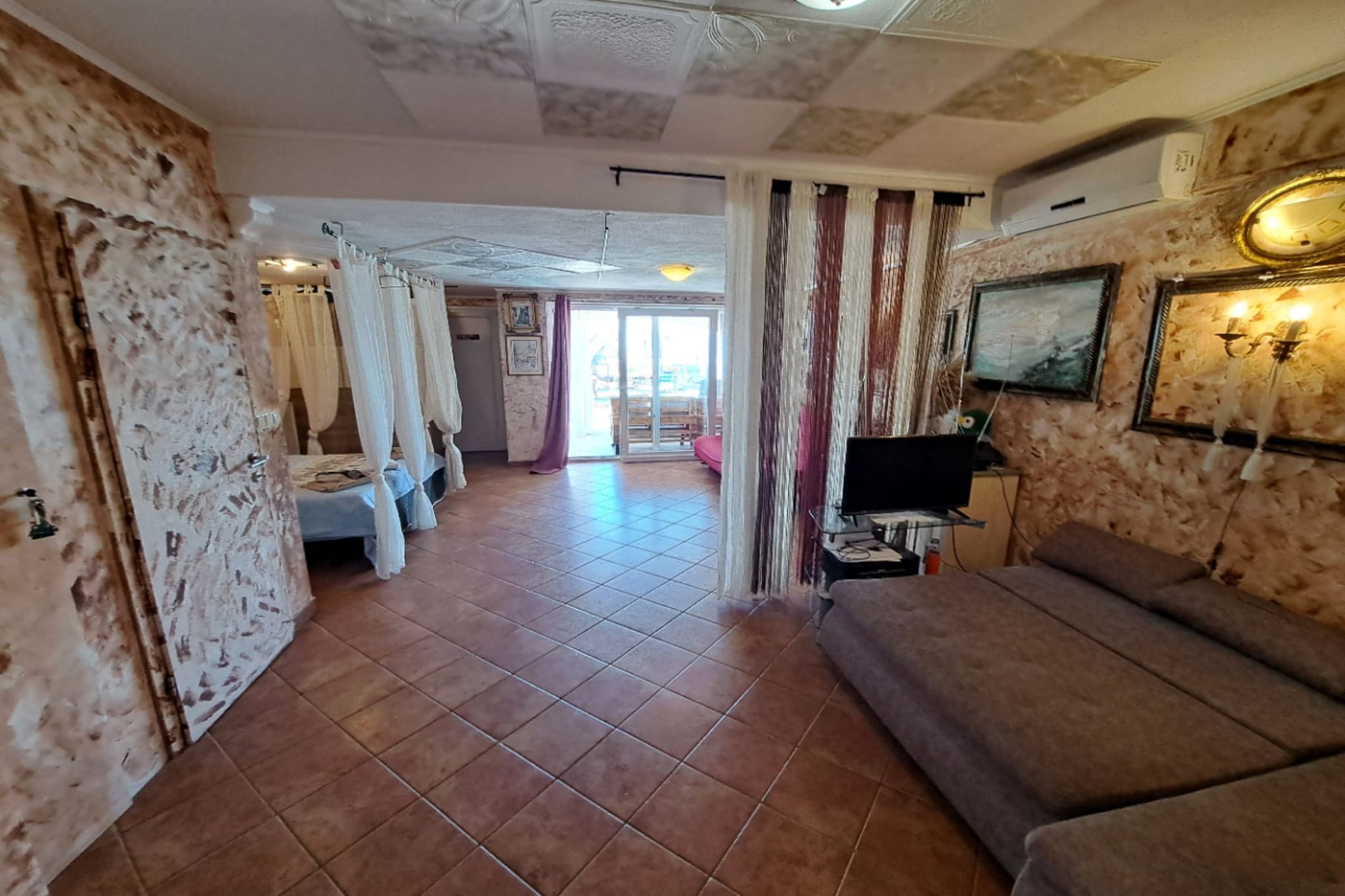 Beautiful Unique Family Villa Emily - Five Bedroom Holiday Home  With Pool - Wohnzimmer
