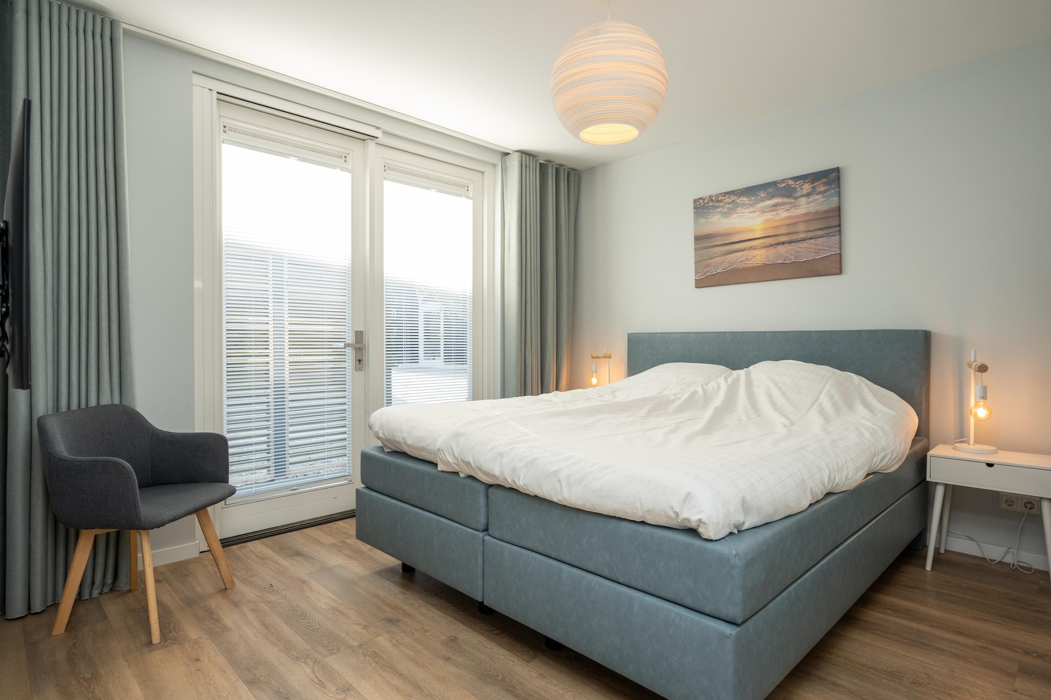 Ground floor: (open kitchen(hob(4 ring stoves, induction), electric kettle, toaster, coffee machine(cups), coffee machine(filter), combination microwave, dishwasher, fridge, Juicer), Living/diningroom(TV, dining table, seating area), bedroom(double bed(boxspring), TV), bathroom(shower, washbasin), toilet)\n\nOn the 1st floor: (bedroom(double bed(boxspring), TV), bedroom(double bed(boxspring), TV), bathroom(shower, washbasin, toilet))\n\ngarden, garden furniture, sun loungers, parking, parasol, children\'s bed, high chair, stair gate, insect screens