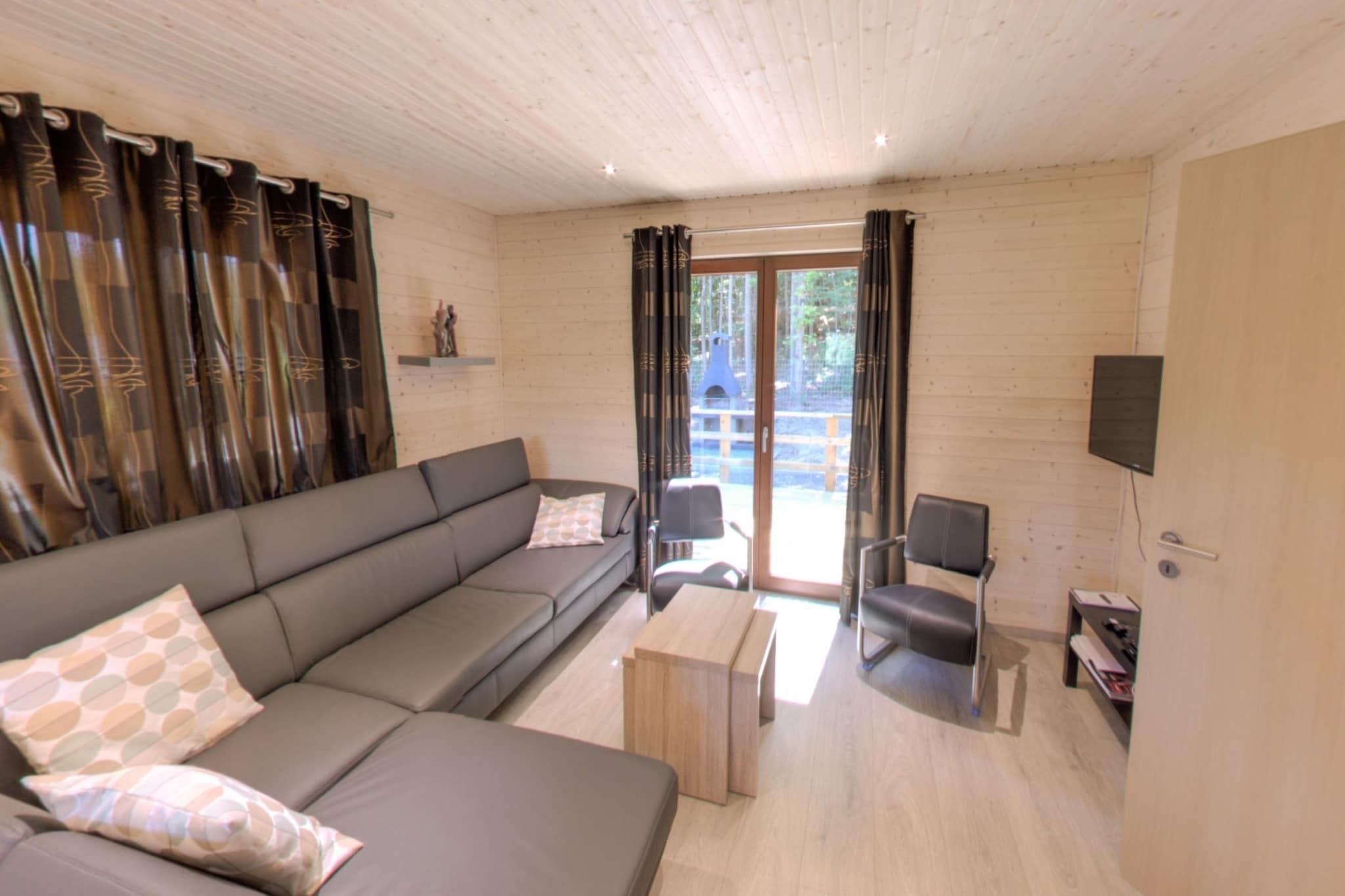 Enjoying the Ardennes – Chalet Moyra

Welcome to this cozy and comfortable chalet in the heart of the Ardennes, located in the quiet Barvaux-sur-Ourthe, close to the charming town of Durbuy. This atmospheric holiday home is the ideal place to relax with family or friends and fully enjoy nature.

The chalet accommodates up to 8 people and features a warm, cozy living area, a fully equipped kitchen, and several comfortable bedrooms. After an active day in the Ardennes, you can unwind in the sauna or enjoy a drink on the terrace overlooking the green surroundings.

Thanks to its peaceful location amidst the greenery, this is the perfect base for walks, bike rides, and outdoor activities. The charming center of Durbuy, with its restaurants, shops, and terraces, is also just a few minutes' drive away.

Whether you come for peace, nature, or adventure: Chalet Moyra offers everything for an unforgettable stay in the Ardennes.