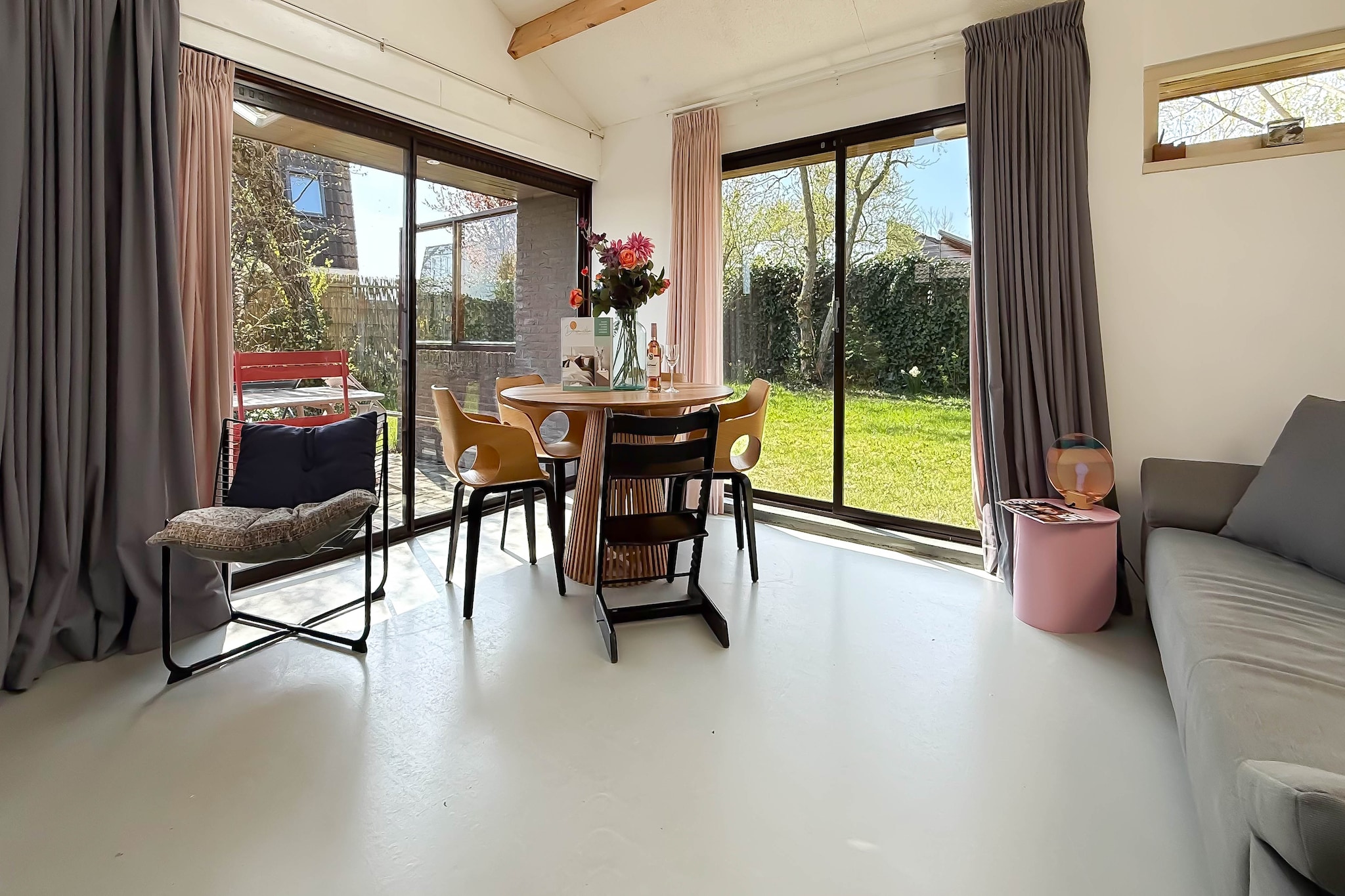 Kitchen(stove, electric kettle, coffee machine, oven, dishwasher), Living/diningroom(TV, dining table, fireplace), bedroom(double bed), bathroom(shower, washbasin), toilet(toilet), Internet access, garden, parking