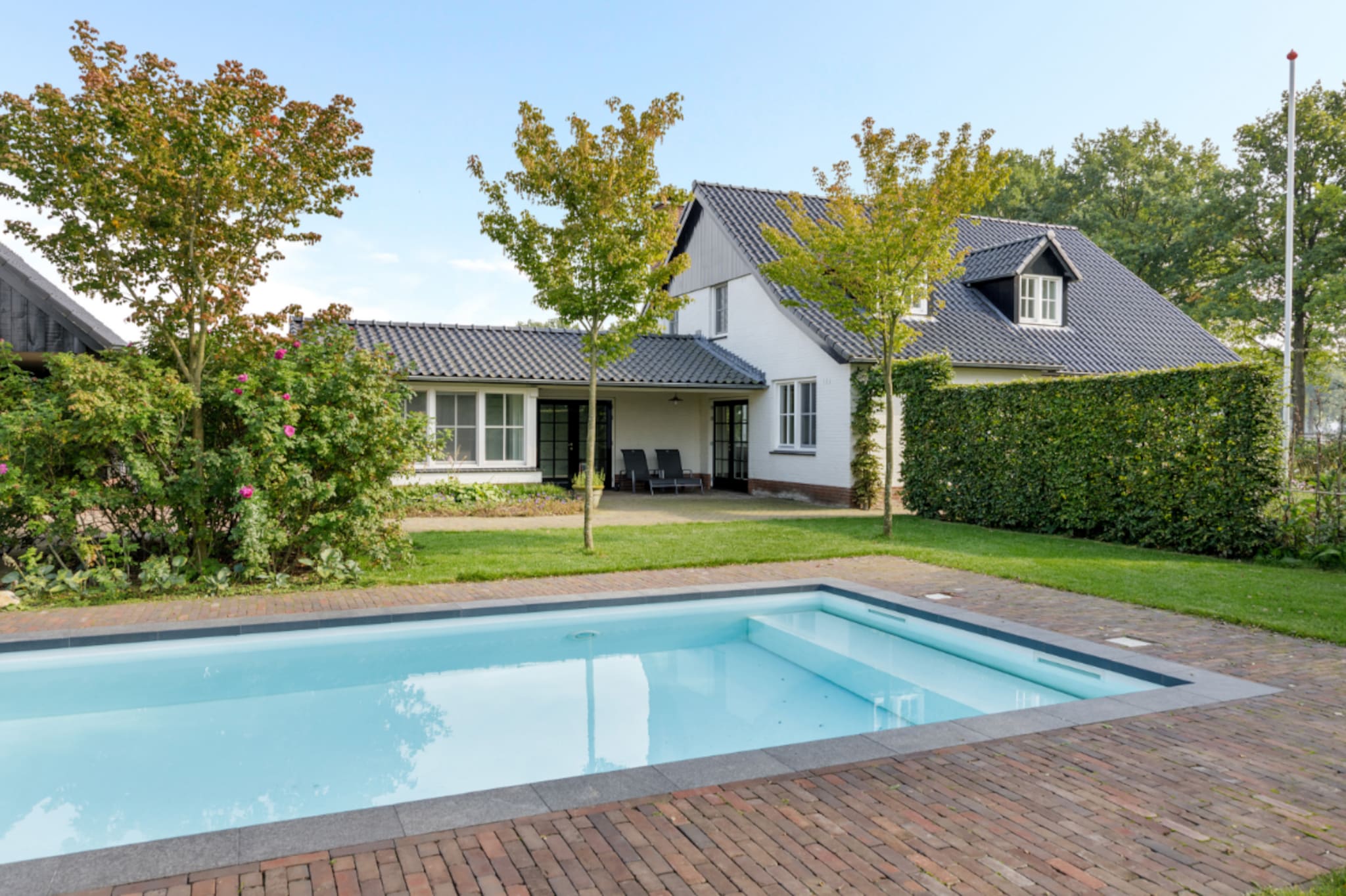 Escape to this luxurious retreat in the heart of the Achterhoek, a perfect destination for those seeking a blend of serenity and active recreation. Nestled between Aalten and Winterswijk, this villa is surrounded by the lush, green landscapes of East Gelderland, offering a peaceful atmosphere where the only sounds are those of nature. The main residence is designed for comfort and togetherness, featuring a warm living area with a wood stove and a gourmet kitchen equipped with an authentic AGA stove—the heart of the home for culinary enthusiasts. With five thoughtfully decorated bedrooms and three modern bathrooms, including a luxurious master suite, this home comfortably accommodates families and friends looking to reconnect.

The property truly excels in its leisure and wellness offerings. An attached annex serves as an entertainment hub, boasting a recreation room with an Xbox, foosball, and table tennis, alongside a dedicated wellness suite with a Finnish sauna and fitness equipment. The enclosed, private garden is a haven for all ages; children can enjoy the playground with its climbing frame and trampoline, while adults can relax on the covered terrace or lounge by the heated outdoor pool, available from April through September. For a magical end to the day, gather around the fire pit to enjoy the crisp Achterhoek evenings under the stars.

The surrounding area is a gateway to the best of the Dutch countryside and nearby German culture. Whether you are cycling past historic castles and picturesque farms, visiting the "Book Town" of Bredevoort, or taking a cultural trip to the Villa Mondriaan museum, there is endless inspiration to be found.