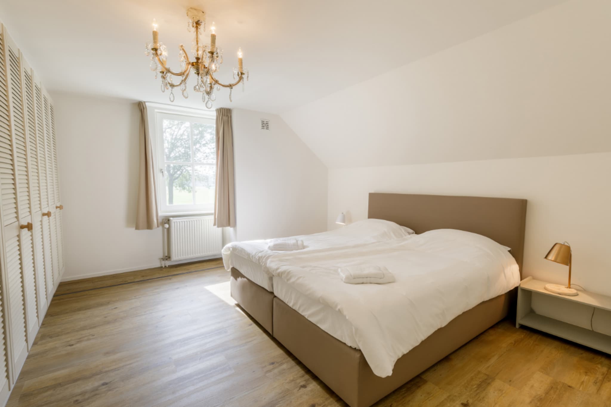 Ground floor: (Living room(double sofa bed, TV, seating area), Kitchen(dining table, electric kettle, cooker, coffee machine, oven, microwave, dishwasher, fridge-freezer), Bedroom with bathroom(double bed, shower, washbasin, toilet))\n\nOn the 1st floor: (bedroom(double bed box), bedroom(double bed box), bedroom(double bed box), Bedroom with bathroom(single bed, single bed, single bed, single bed, shower, washbasin, toilet), bathroom(bath tub, shower, washbasin, toilet))\n\nrecreation room(TV, seating area, table tennis table), sauna, veranda, fridge-freezer, tumble dryer, washing machine, terrace, garden, sun loungers, BBQ, parking, swimming pool(shared with other guests, outside), high chair, lounge set