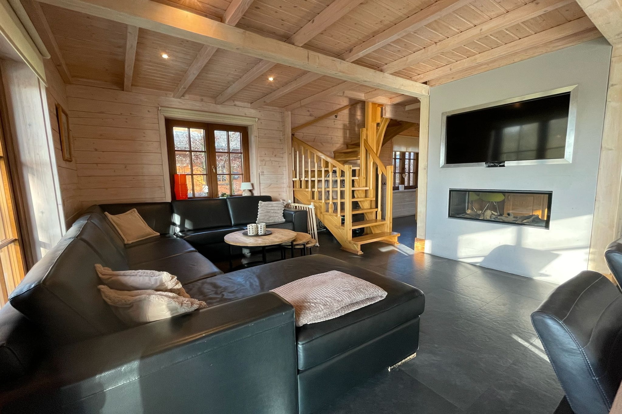 Experience the perfect harmony of relaxation and nature in this sustainable wooden holiday villa, located on a quiet, small-scale park in Den Ham. Surrounded by the serene Salland landscape, this detached home sits on a spacious 600 m² green plot with a wraparound veranda, offering an ideal setting to soak in the views. The heart of the home is a bright, open-plan living space featuring a central, double-sided gas fireplace that adds a cozy atmosphere to both the lounge and the kitchen. Designed for convenience, the villa includes a modern kitchen equipped with an American-style refrigerator, dishwasher, and various coffee machines, along with high-tech entertainment features like a Smart TV, Netflix, and a soundbar with a subwoofer.

Your well-being is a priority here; the villa features an infrared sauna in a separate building, and the main bathroom provides a spa-like retreat with a whirlpool tub, luxury rain shower, and underfloor heating. The home accommodates up to six guests across three comfortable bedrooms, and thoughtfully includes practical amenities such as lime-free water, high-speed fiber-optic Wi-Fi, and laundry facilities. To ensure a stress-free stay for your entire group, bed linen, kitchen towels, and bath towels are all included, and an adjustable 50-meter fence is available to keep your dog safe while you relax on the veranda.

Adventure is right at your doorstep, with the Zandstuve Forest just a five-minute walk away, perfect for early morning wildlife spotting and cycling. Families will appreciate the proximity to popular attractions like Adventure Park Hellendoorn, Kartplaza Nijverdal, and Ponypark Slagharen, all within an easy drive.