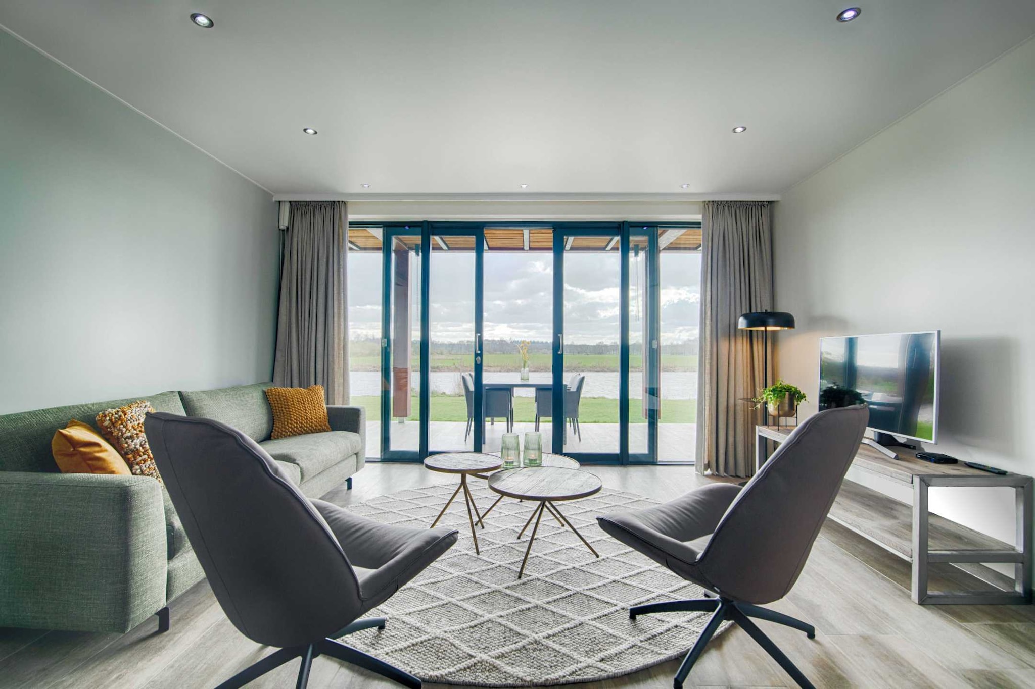 Indulge in a romantic getaway at this brand-new, luxurious wellness apartment, perfectly positioned along the serene banks of the Overijsselse Vecht River. This sophisticated retreat combines modern, cozy design with premium comfort, featuring fresh, warm interiors and expansive windows that offer captivating views of the river. Every detail is crafted for your relaxation: inside, you will find two bathrooms equipped with massage baths, rain showers, and refreshing Sunshowers, while the shared outdoor wellness garden invites you to unwind further with a Finnish sauna, infrared sauna, and a soothing hot tub.

The apartment is perfectly suited for two to four guests, offering a spacious living area and a sleek open kitchen complete with a wine cooler, Quooker, and steam oven. Each of the two bedrooms features a comfortable double bed and a smart TV, ensuring that you can relax in total privacy. For those seeking an effortless holiday, you can elevate your stay by booking a delicious breakfast, a curated regional dinner delivered to your door, or a rejuvenating holistic massage. Whether you are lounging on the private covered terrace with its lounge set and sun loungers or enjoying the indoor massage bath, this home is a true sanctuary.

Dalfsen, known as the "Green Pearl on the Vecht," is a charming village that serves as the perfect base for your explorations. You are surrounded by the natural beauty of the Vechtdal, with easy access to walking, cycling, and art routes that wind through forests, heaths, and historic estates.