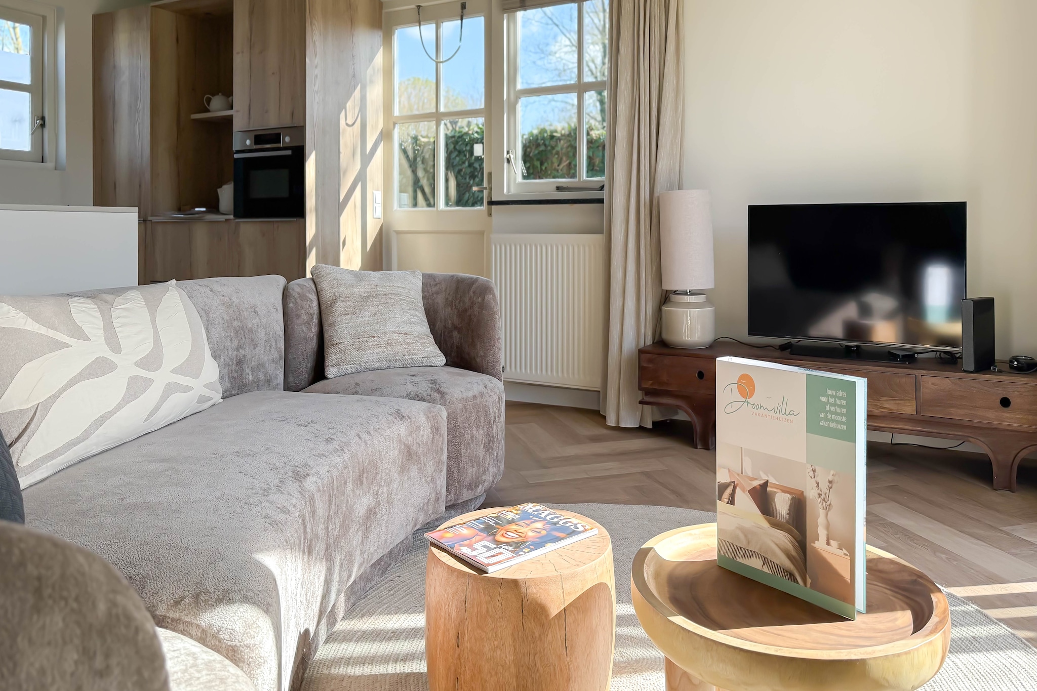 This modern, detached holiday home is quietly located on a peaceful country road in Egmond aan den Hoef, offering a warm and stylish ambiance for up to six guests. The interior is exceptionally bright thanks to numerous large windows that flood the living spaces with natural light. The ground floor features a comfortable seating area, a television, and a large dining table that serves as the heart of the home. The open-plan kitchen is fully integrated with the living space, ensuring a social atmosphere while preparing meals with the provided gas cooktop, microwave oven, and dishwasher. Through the French doors, the living area opens directly onto a spacious terrace and a large, sunny garden with unobstructed views reaching toward the dunes.
The upper floor is thoughtfully arranged with three bedrooms and a central bathroom equipped with a shower, sink, and toilet. Sleeping arrangements include one master bedroom with a double bed and two additional bedrooms, each with two single beds, providing plenty of flexibility for families. For added convenience, the ground floor includes a large entrance hall for storing beach gear and coats, as well as a separate guest toilet. Practical amenities such as a washer-dryer combination, central heating, and high-speed Wi-Fi are provided to ensure a comfortable stay, while safety features like smoke and carbon monoxide detectors offer peace of mind.
Located just 4 km from the sandy beaches and the sea, the property is a perfect base for exploring North Holland by bike. Daily essentials are within easy reach at the local supermarket, bakery, and butcher in Egmond aan den Hoef. Beyond the local dunes and woods, guests can visit the lively village of Egmond aan Zee, the artistic community of Bergen, or the historic center of Alkmaar.