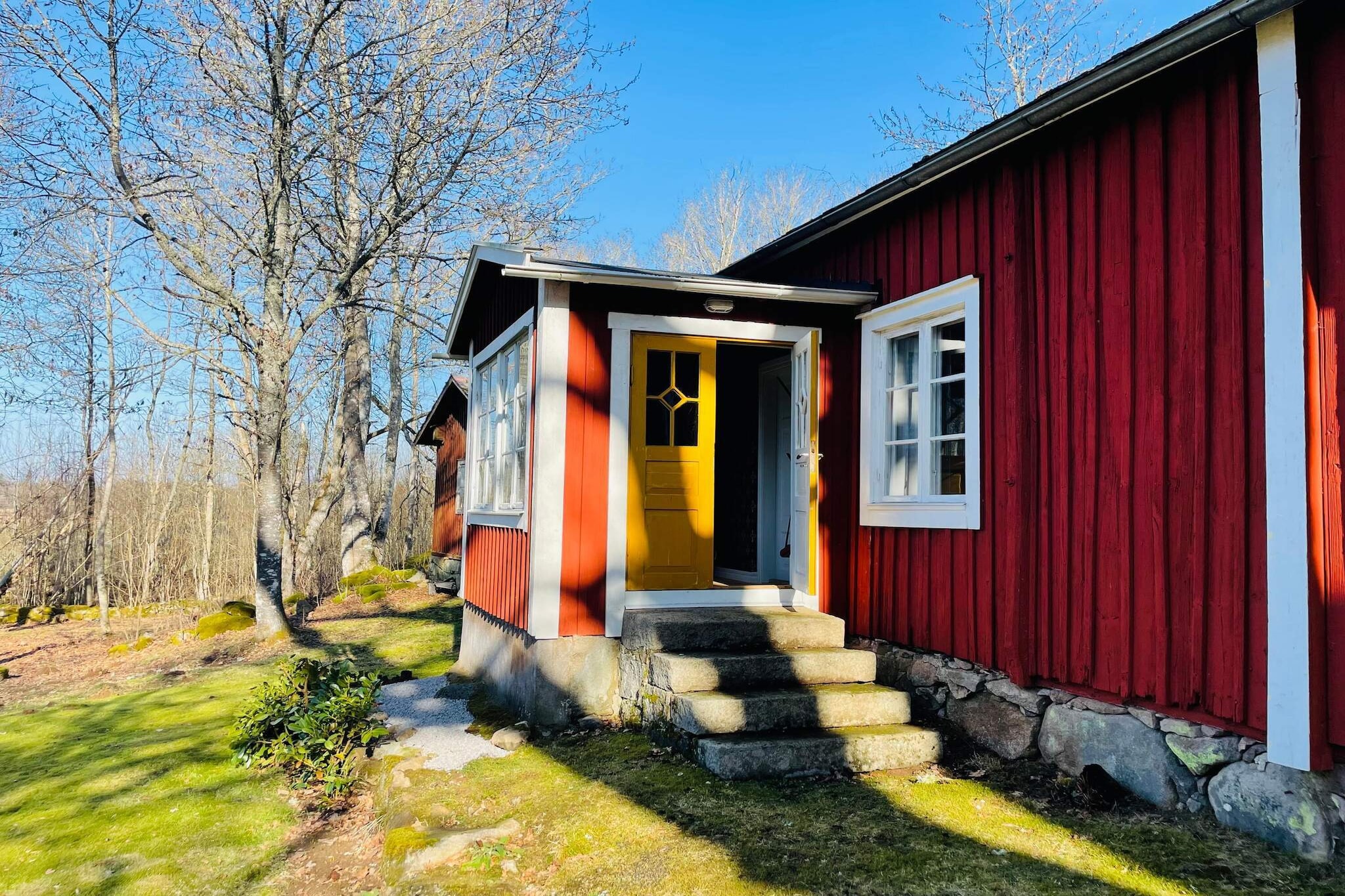 Kitchen(cooker(electric), coffee machine, microwave, fridge-freezer, water from well), bedroom(double bed), bedroom(double bed), bedroom(2x single bed), bathroom(washbasin, shower, toilet), heating(electric), garden, garden furniture, air to air heatpump