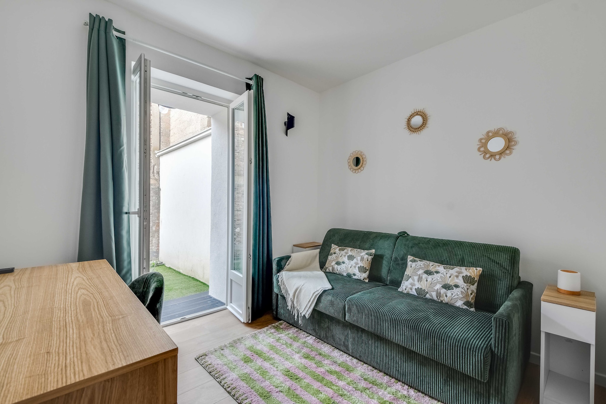 2P studio with patio near Paris