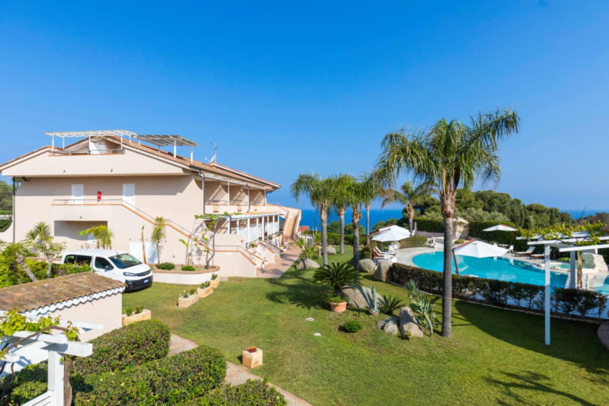 Studio for couples in Capo Vaticano with pool
