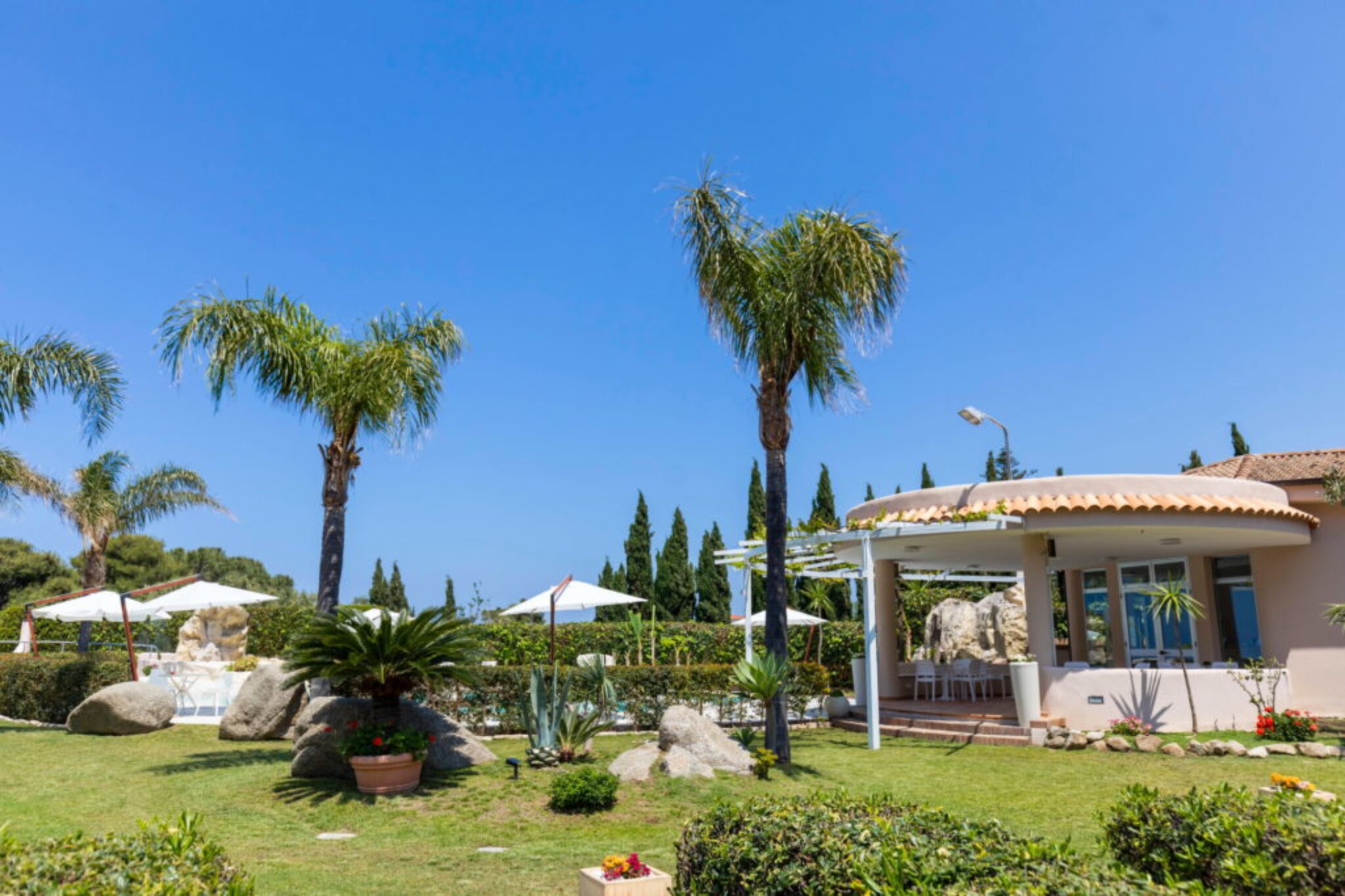 At the Arcobaleno Resort, nestled in one of the most exclusive areas of Capo Vaticano, a studio apartment with a kitchen awaits you, perfectly suited for two people seeking tranquility, beauty, and the Mediterranean zest for life. Wake up to the gentle sound of the sea, while the crisp Calabrian air and warm light stream through the windows. Your stylish studio offers everything you need to enjoy carefree days together – a modern kitchenette for preparing delicious meals, bright living areas for relaxing, and the comforting privacy of a retreat that instantly feels like home. From here, you can discover the true magic of Capo Vaticano: the pristine white beaches like Grotticelle, the crystal-clear waters shimmering in every shade of turquoise, and the dramatic rocky coves that make this region one of Italy's best-kept secrets. Take romantic strolls along the coast, visit the charming town of Tropea with its winding streets and famous red onions, or enjoy boat trips to hidden coves where the sea is incomparably calm and clear. In the evening, return to your studio, prepare a light Mediterranean dinner, and watch the sun paint the sky in gold and pink. This isn't just an ordinary holiday – it's a place to create lasting memories. The Arcobaleno Resort is your place to breathe, to experience, and to return to.